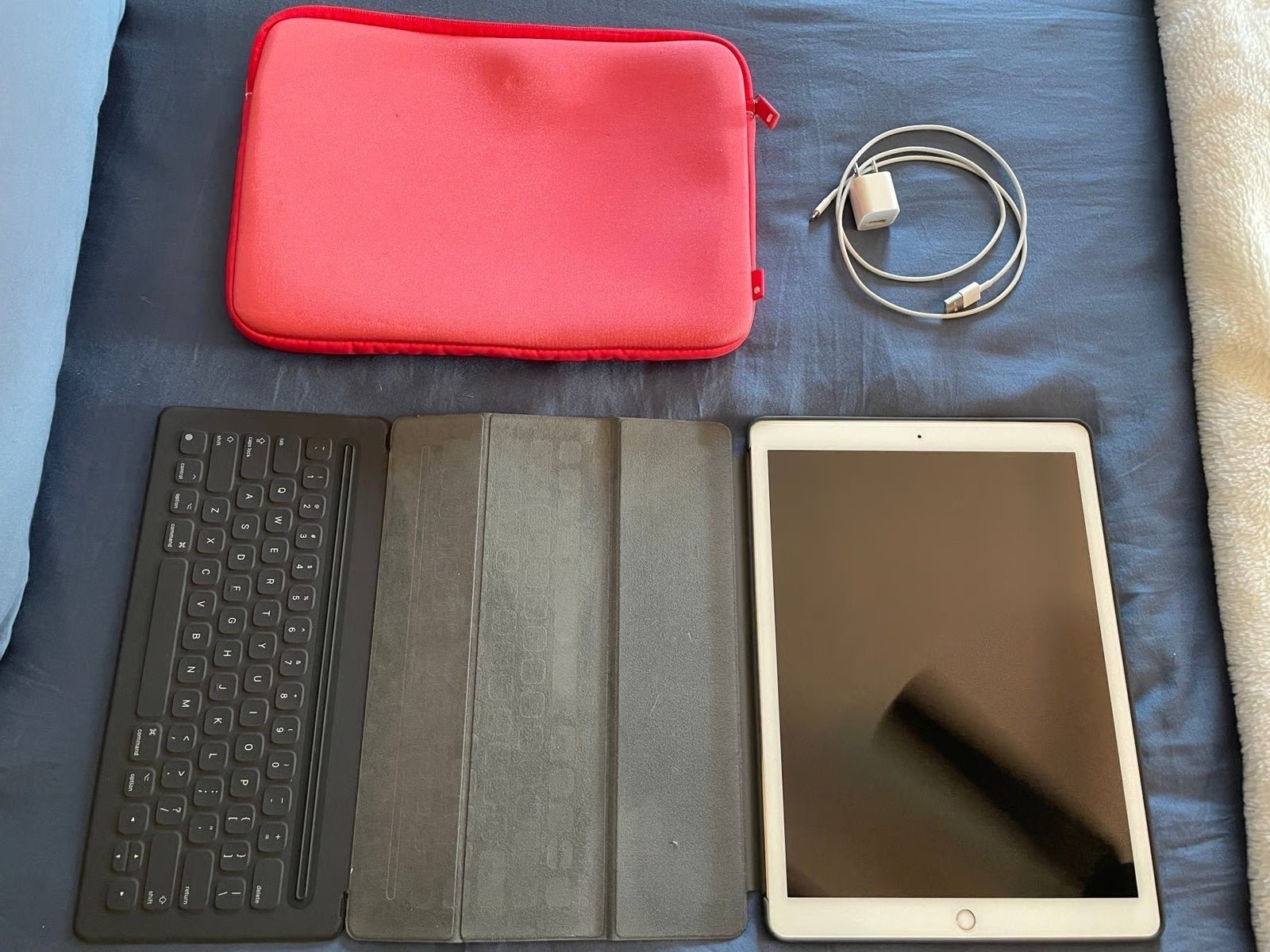 WIFI ONLY 1st Gen iPad Pro 12.9�?Screen 128GB Gold + 1st Gen Pencil + More! 7D66