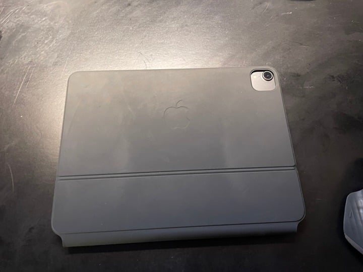 iPad Pro 11 inch 256GB 1st gen Wifi (space gray) + apple magic keyboard 9H58