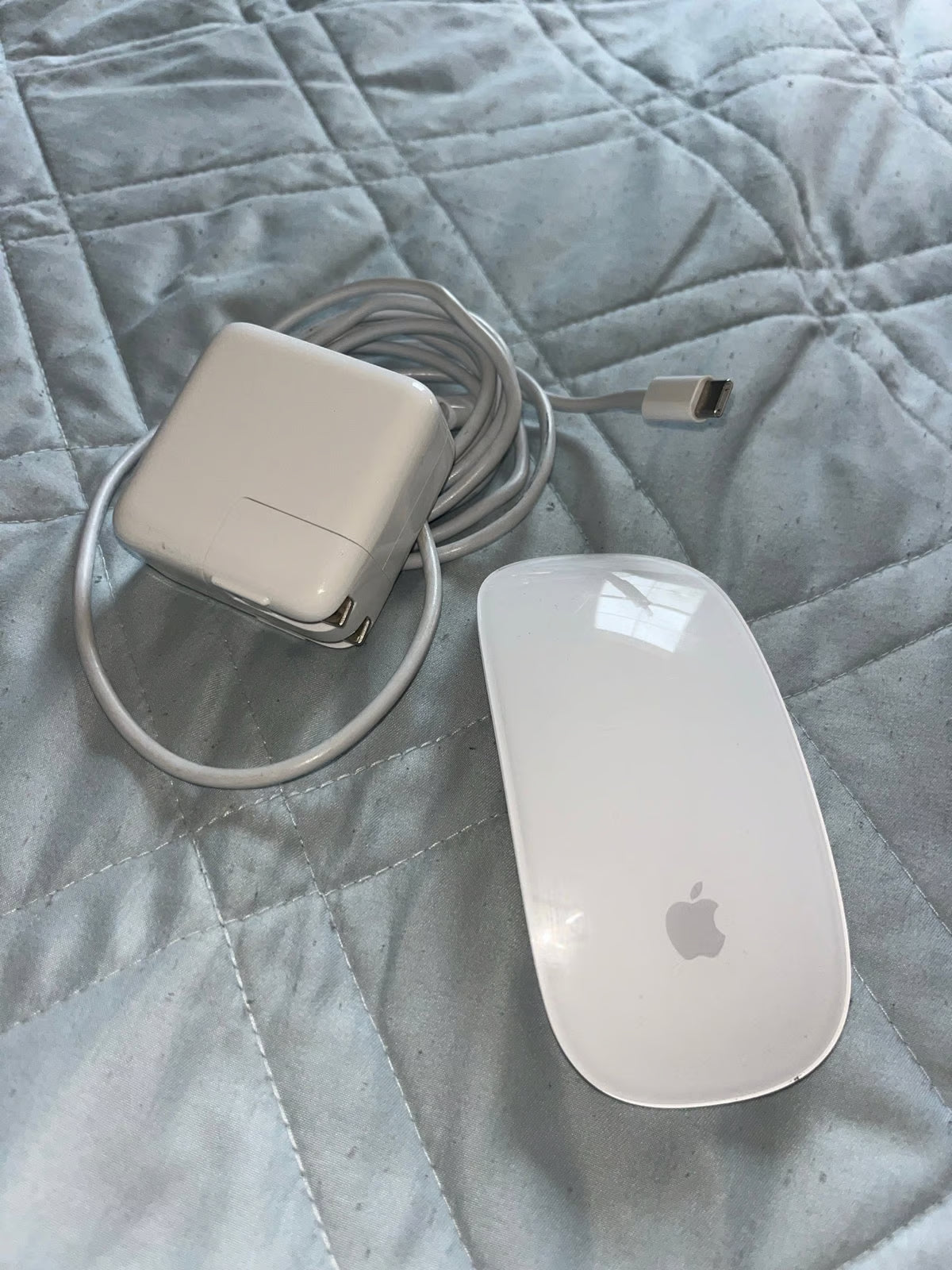 MacBook Air with charger and apple mouse 7Q91