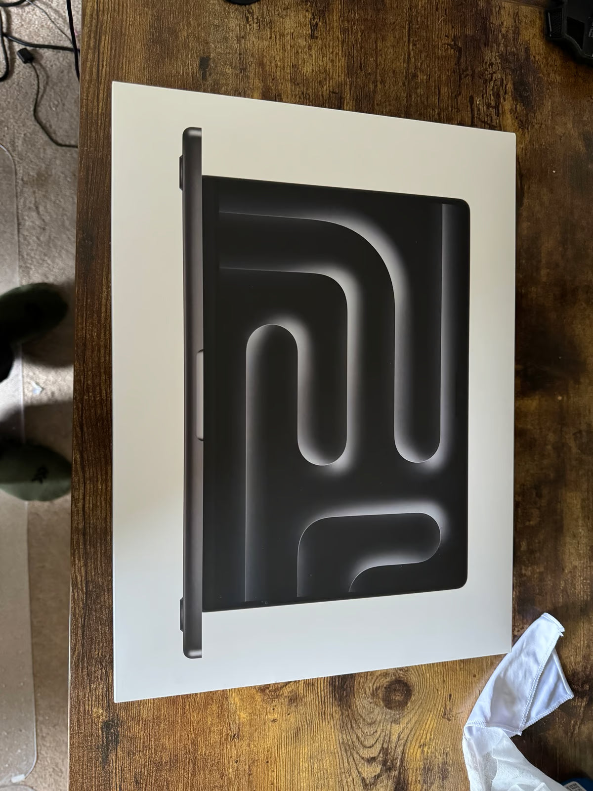 Apple MacBook Pro M3 14鈥?Space Black 18GB RAM 512GB Storage (Barely Used) 1Q58