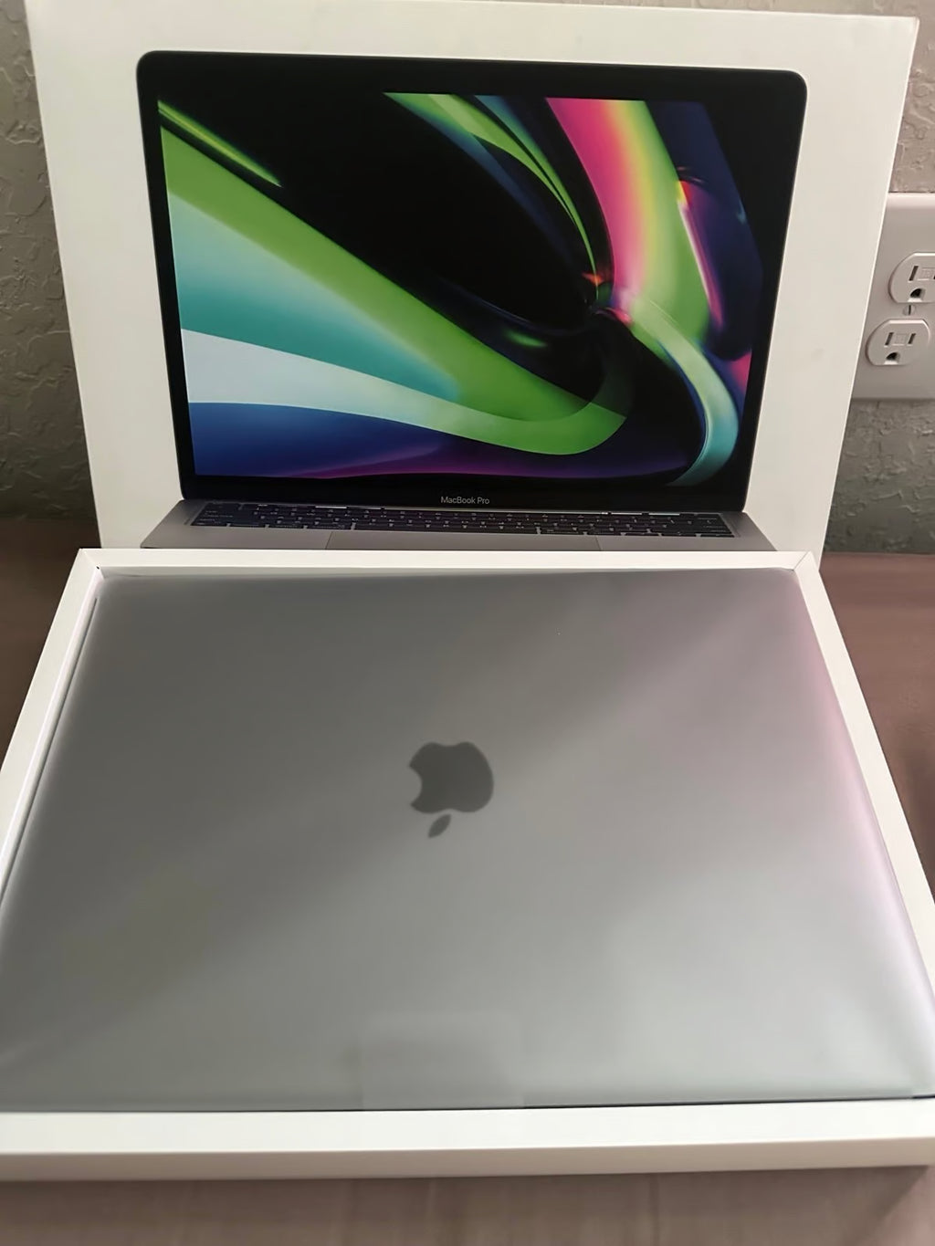 MacBook Pro 13 inch with Touch Bar 8Y19