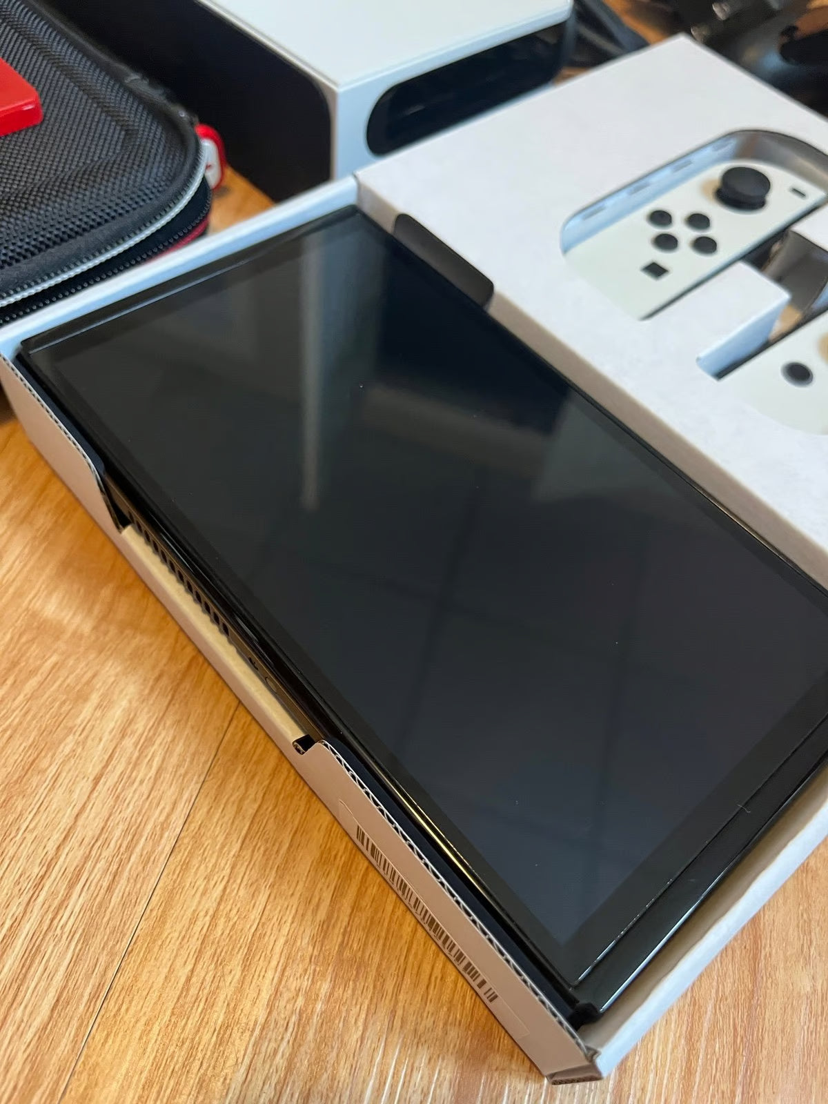 OLED Nintendo Switch LIKE NEW (+case) 7E18