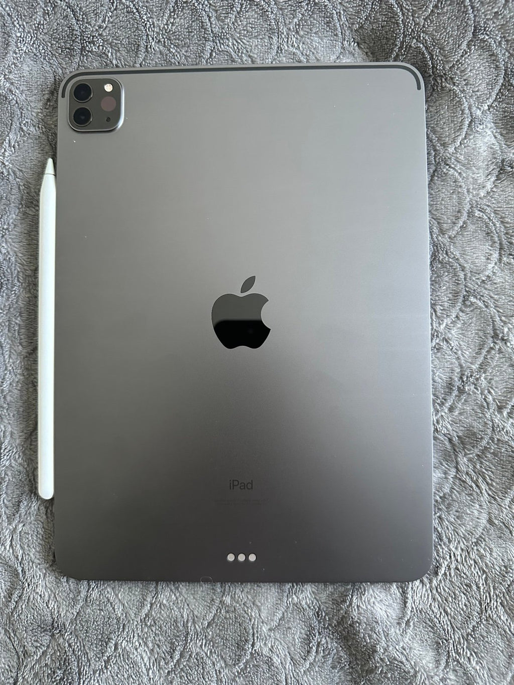 iPad Pro with M1 Chip 256GB - Apple Pencil & Case Bundle 3P96