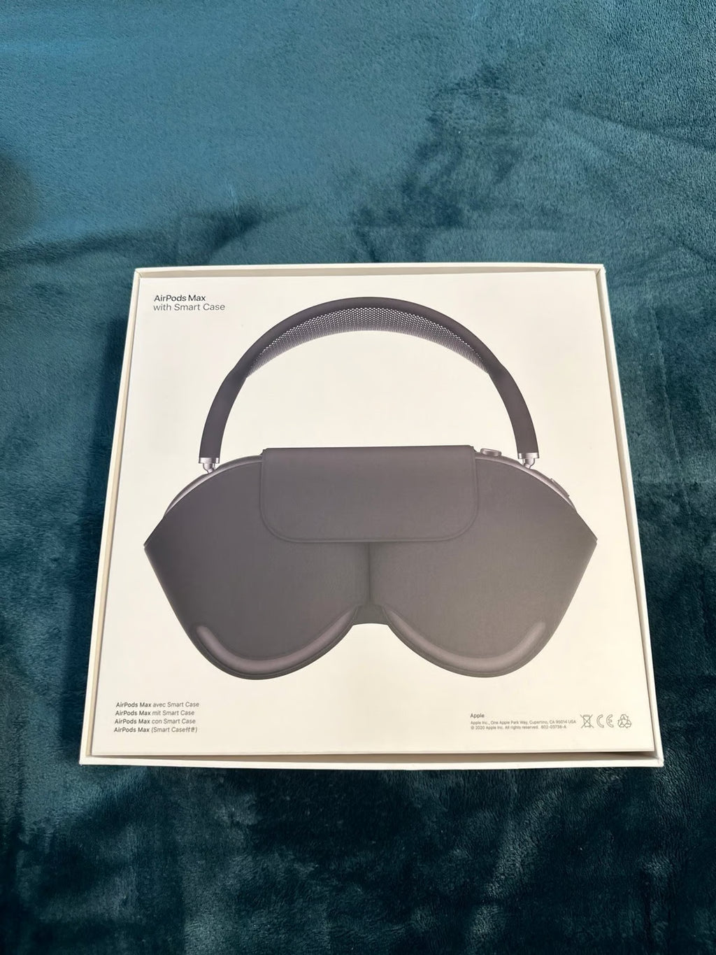 AirPods Max and travel charging case 5Q28