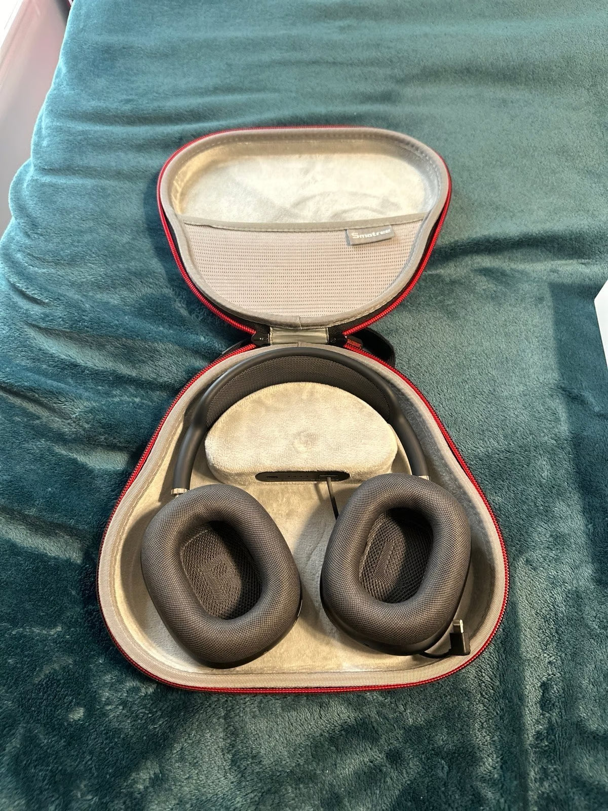 AirPods Max and travel charging case 5Q28