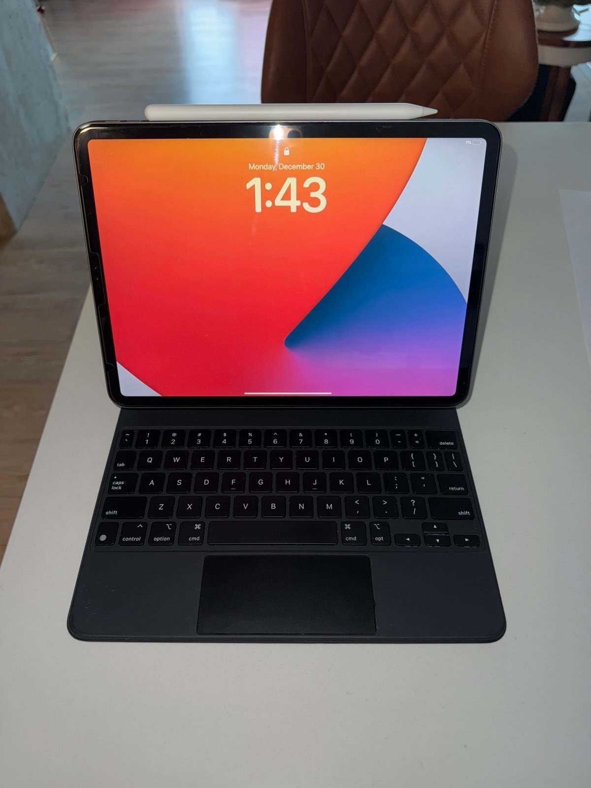 iPad Pro 11�?inch 512GB like new with magic keyboard with Apple Pencil MTXT2LL/A 5K67