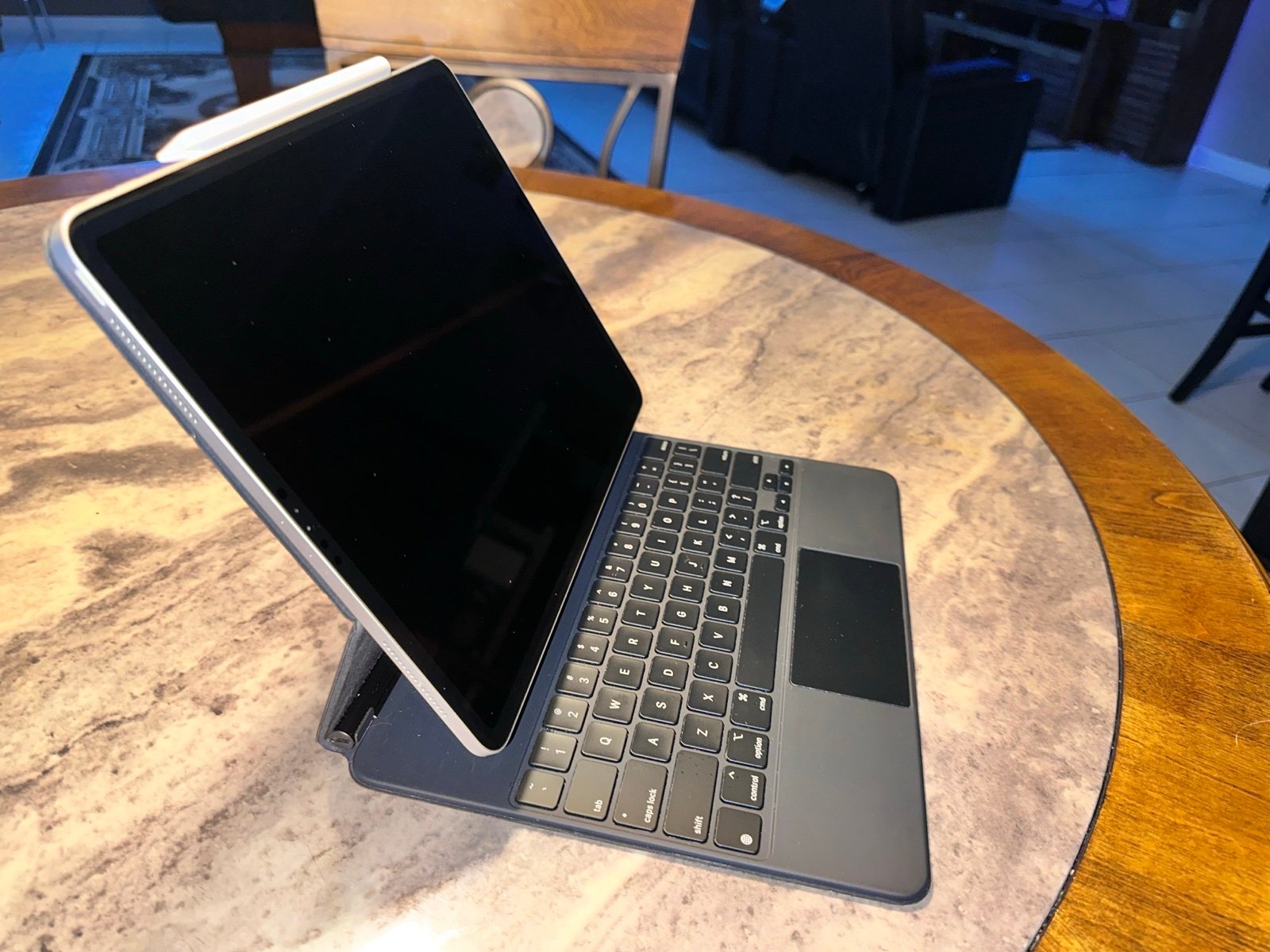 iPad Pro 12.9 inch 4th generation/ Apple Pencil/ Magic Keyboard 6W25