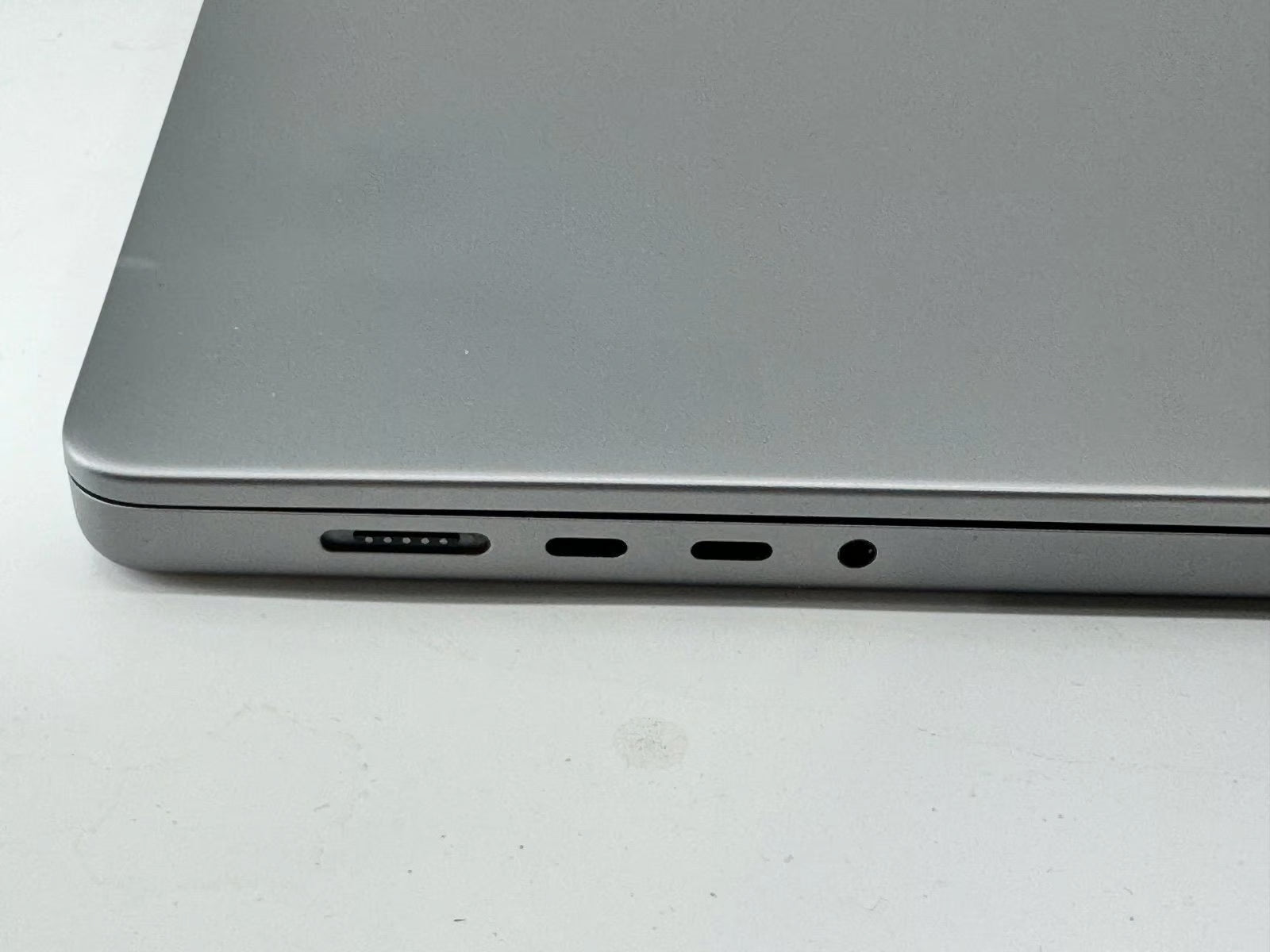 Macbook Pro 16in M1 Pro 10 Core CPU 16 Core GPU 512 SSD 3E96