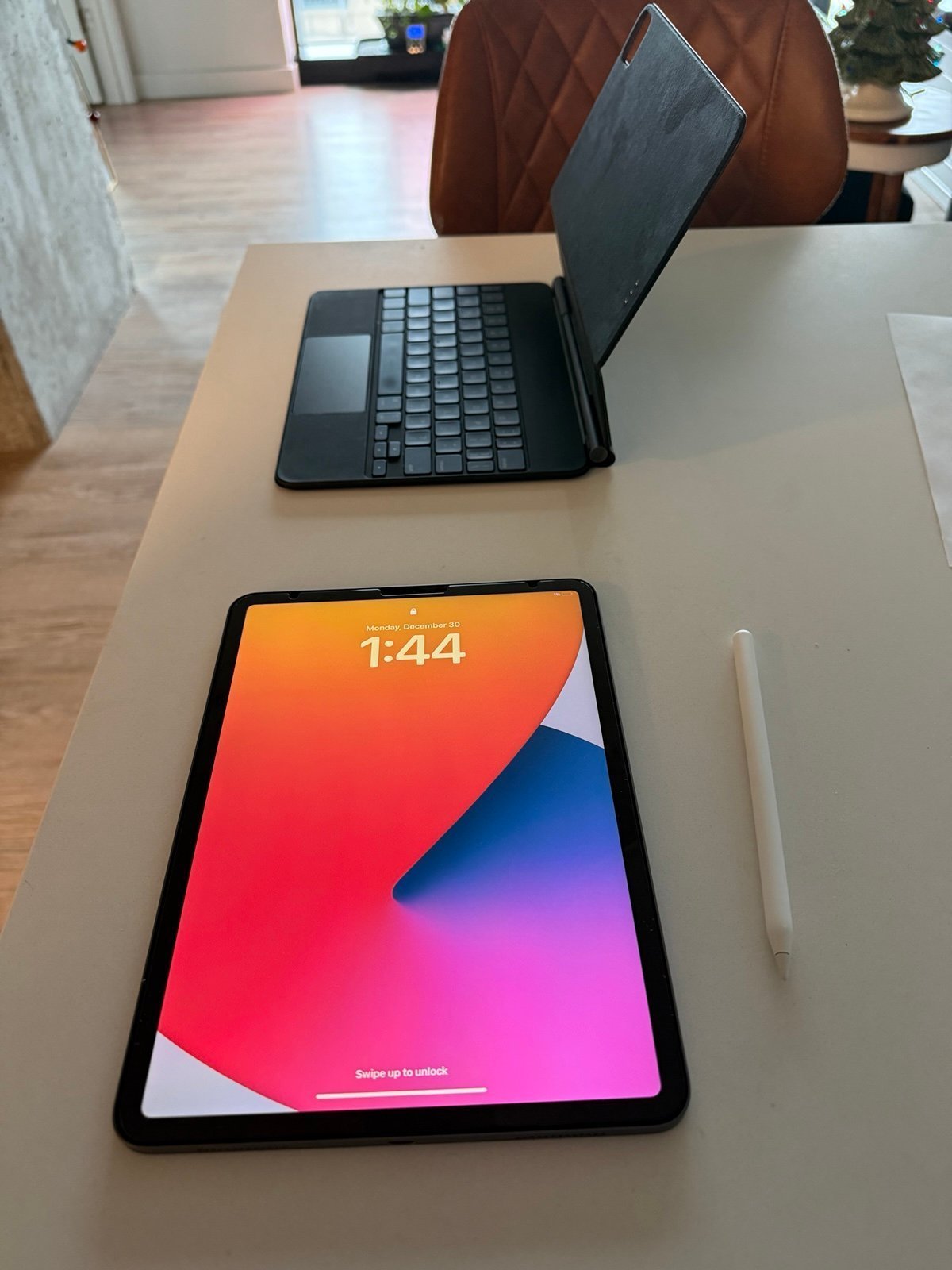 iPad Pro 11�?inch 512GB like new with magic keyboard with Apple Pencil MTXT2LL/A 5K67