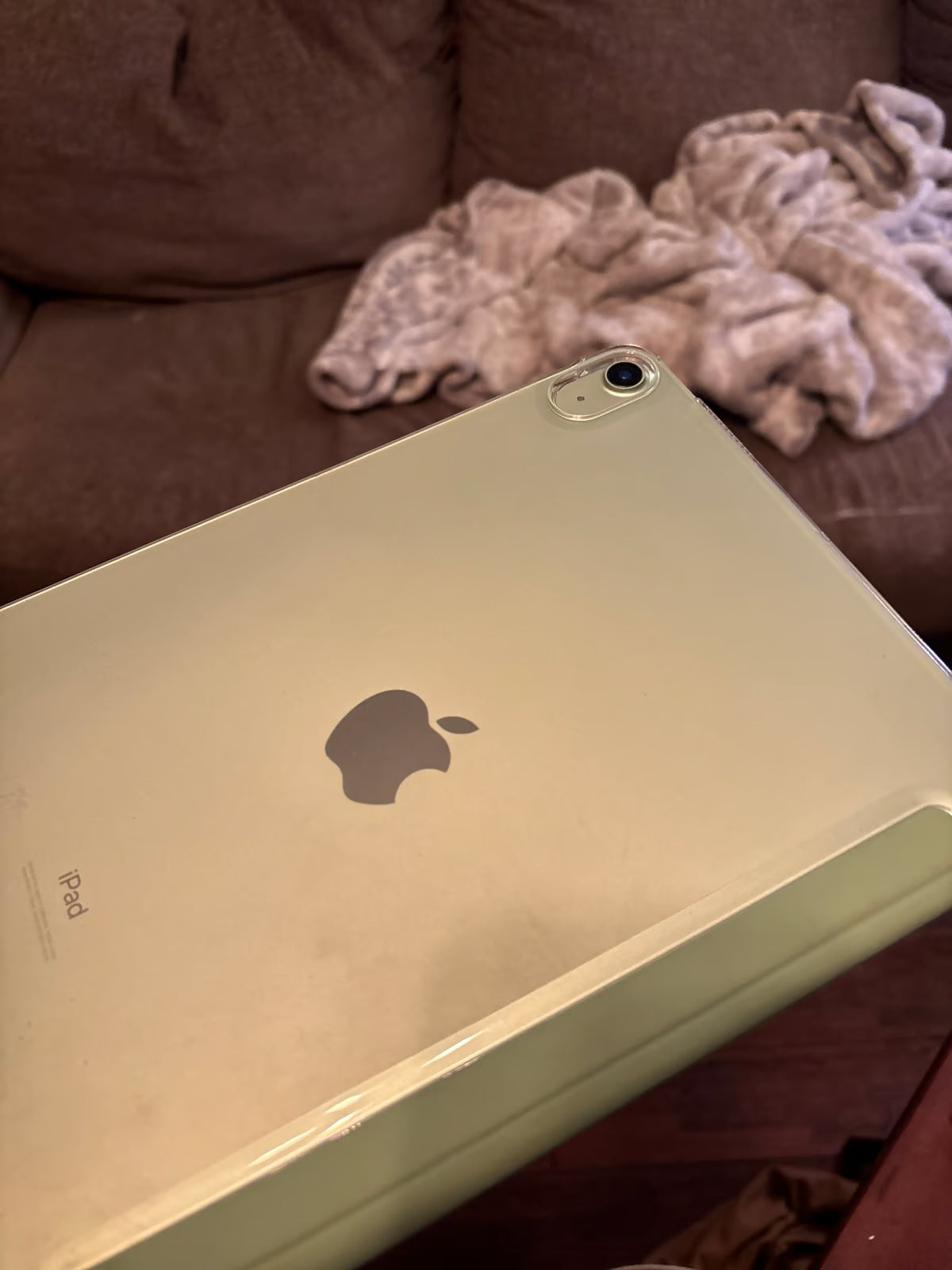 iPad Air Wi-Fi 64GB - Green (4th Generation) with case UNLOCKED 8L22