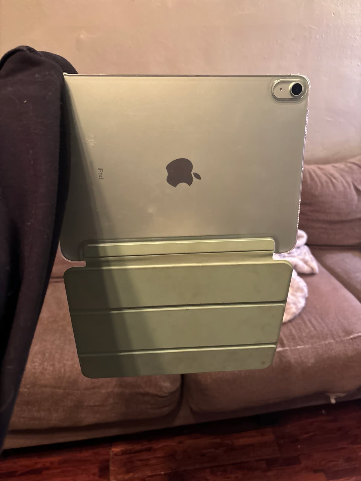 iPad Air Wi-Fi 64GB - Green (4th Generation) with case UNLOCKED 8L22