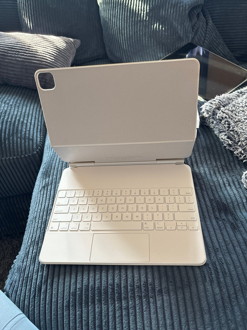 Apple iPad Pro 5th Generation 12.9 inch 256 GB in silver with Magic Keyboard 9F28