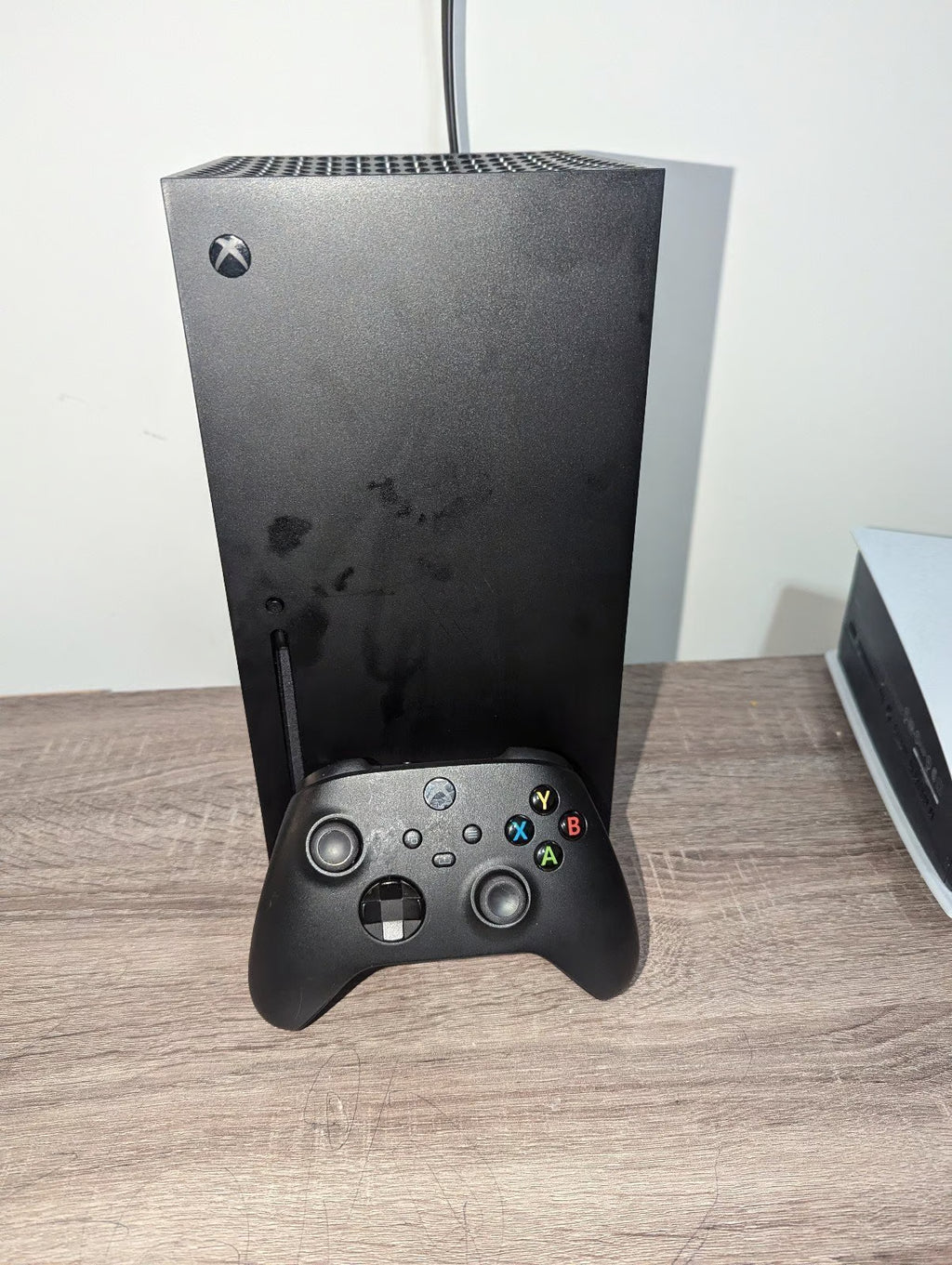 Xbox series x  and controller 8R98