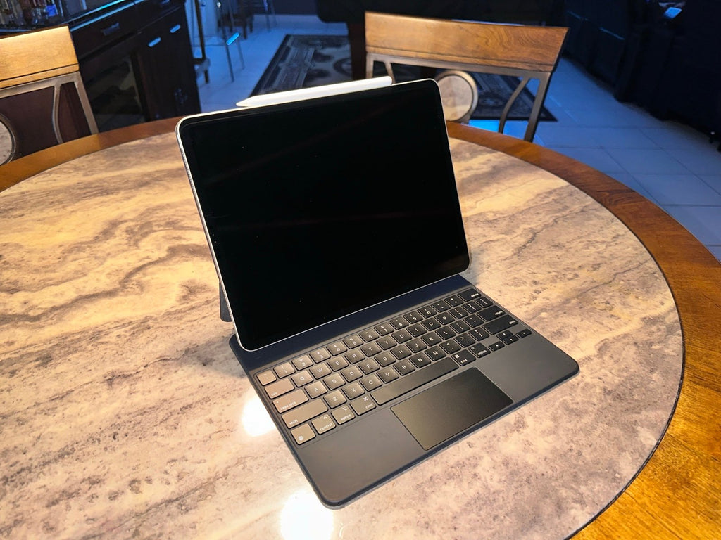 iPad Pro 12.9 inch 4th generation/ Apple Pencil/ Magic Keyboard 6W25