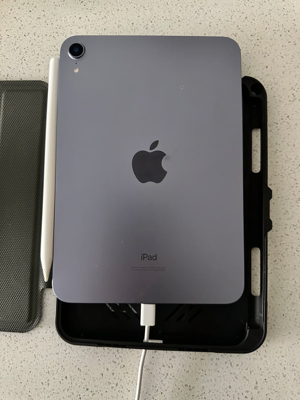 iPad mini 6 with AirPods 3C53