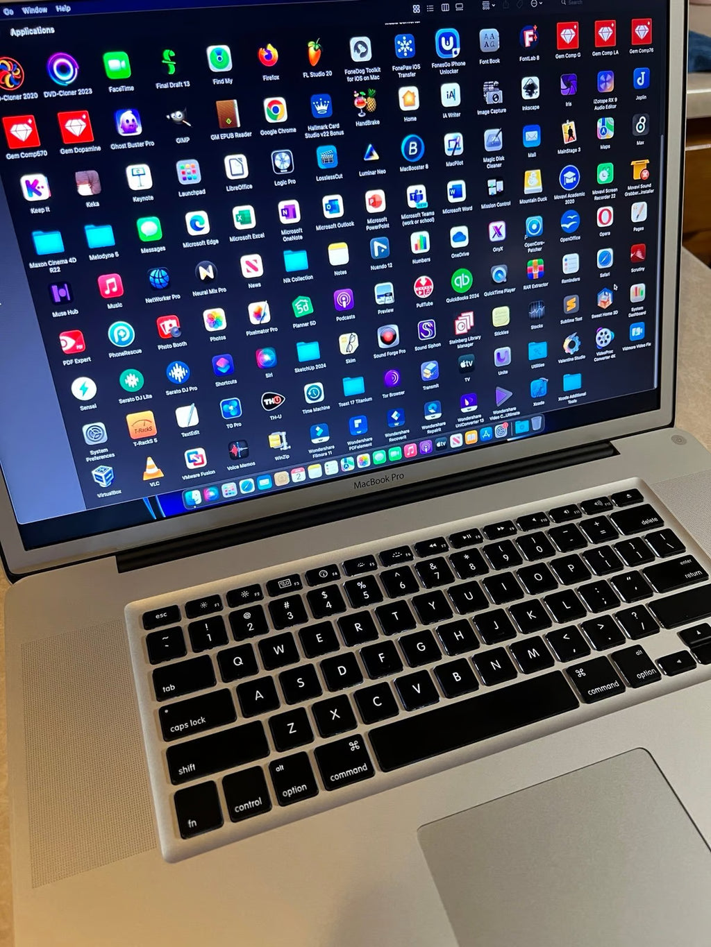 Upgraded Apple MacBook Pro 17鈥?i7/16GB/1TB SSD + Charger & Loaded! 2R18