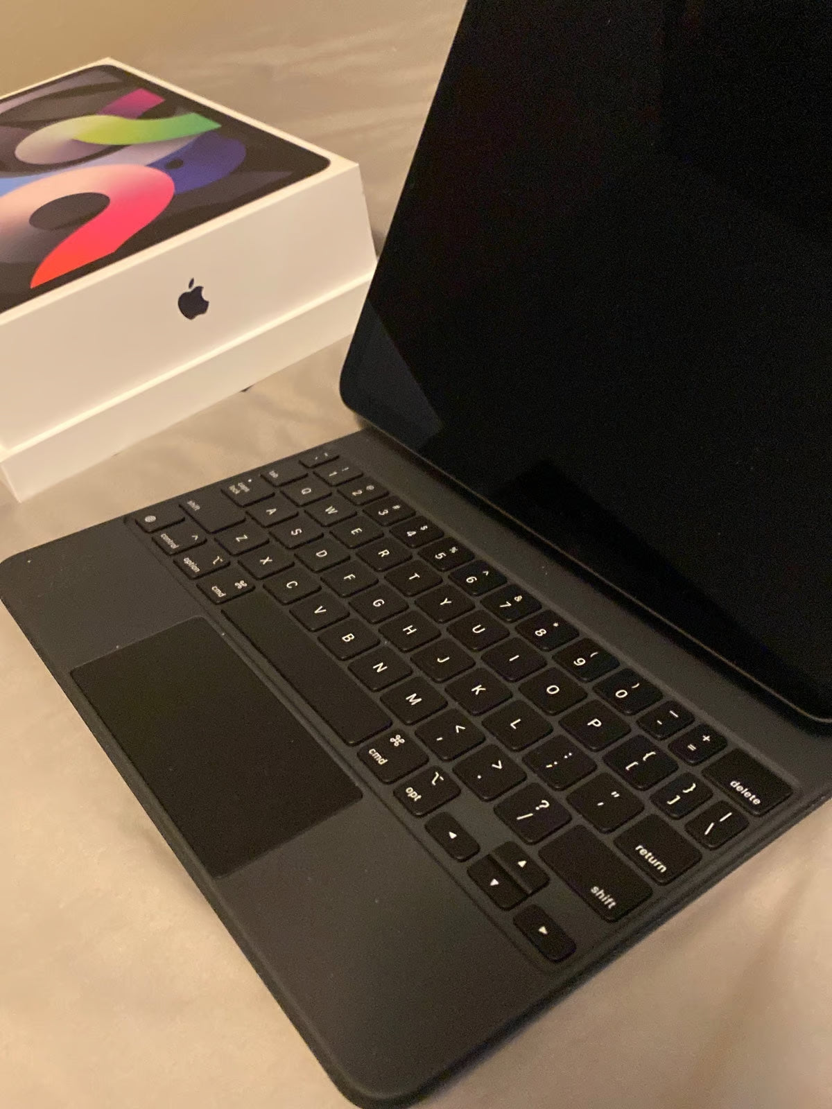 Apple iPad Air 4th Generation WiFi 64 GB in Space Gray w/ Magic Keyboard 7W19