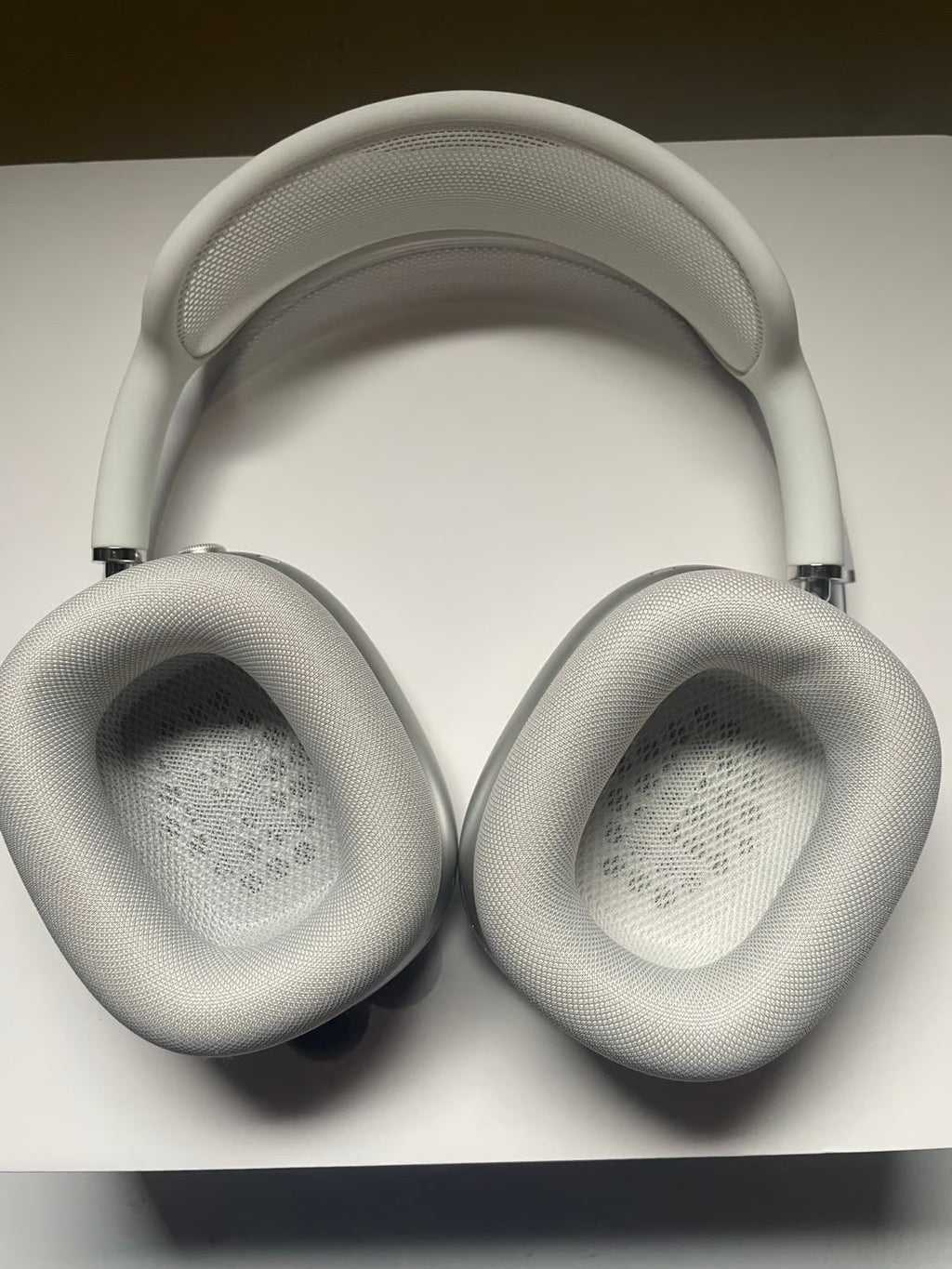 White AirPods Max FREE SHPPING 2B21