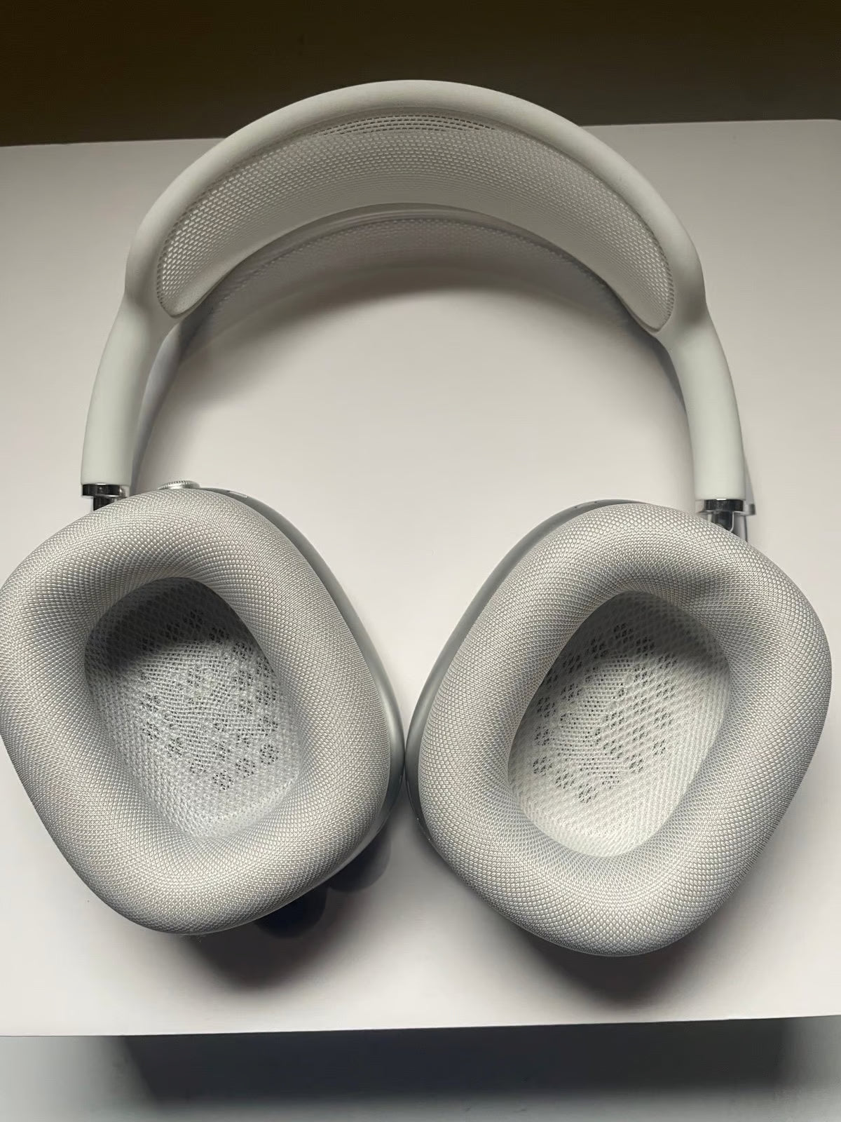 White AirPods Max FREE SHPPING 2B21