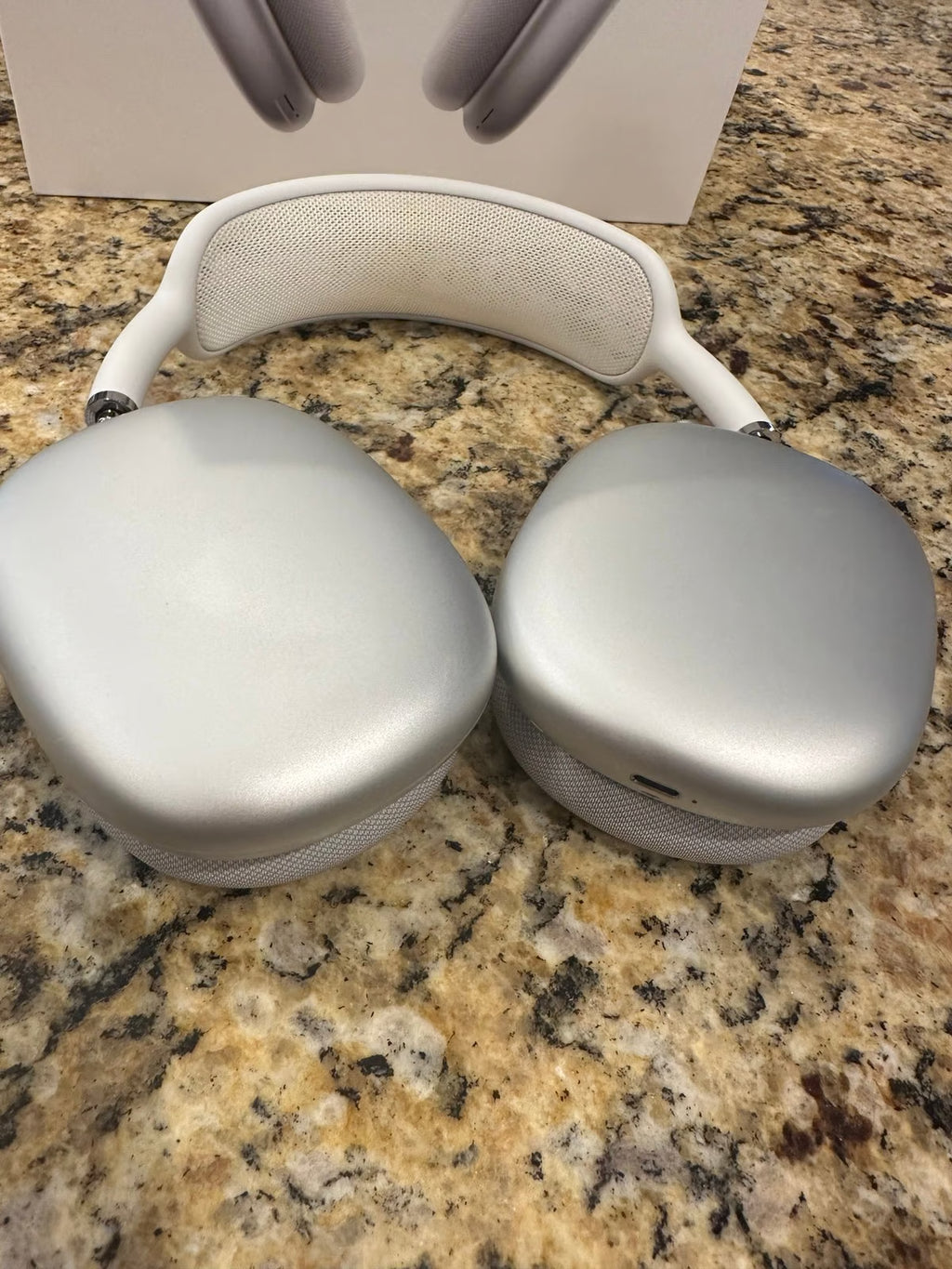 Apple AirPods Max sikver with three cases 8A16
