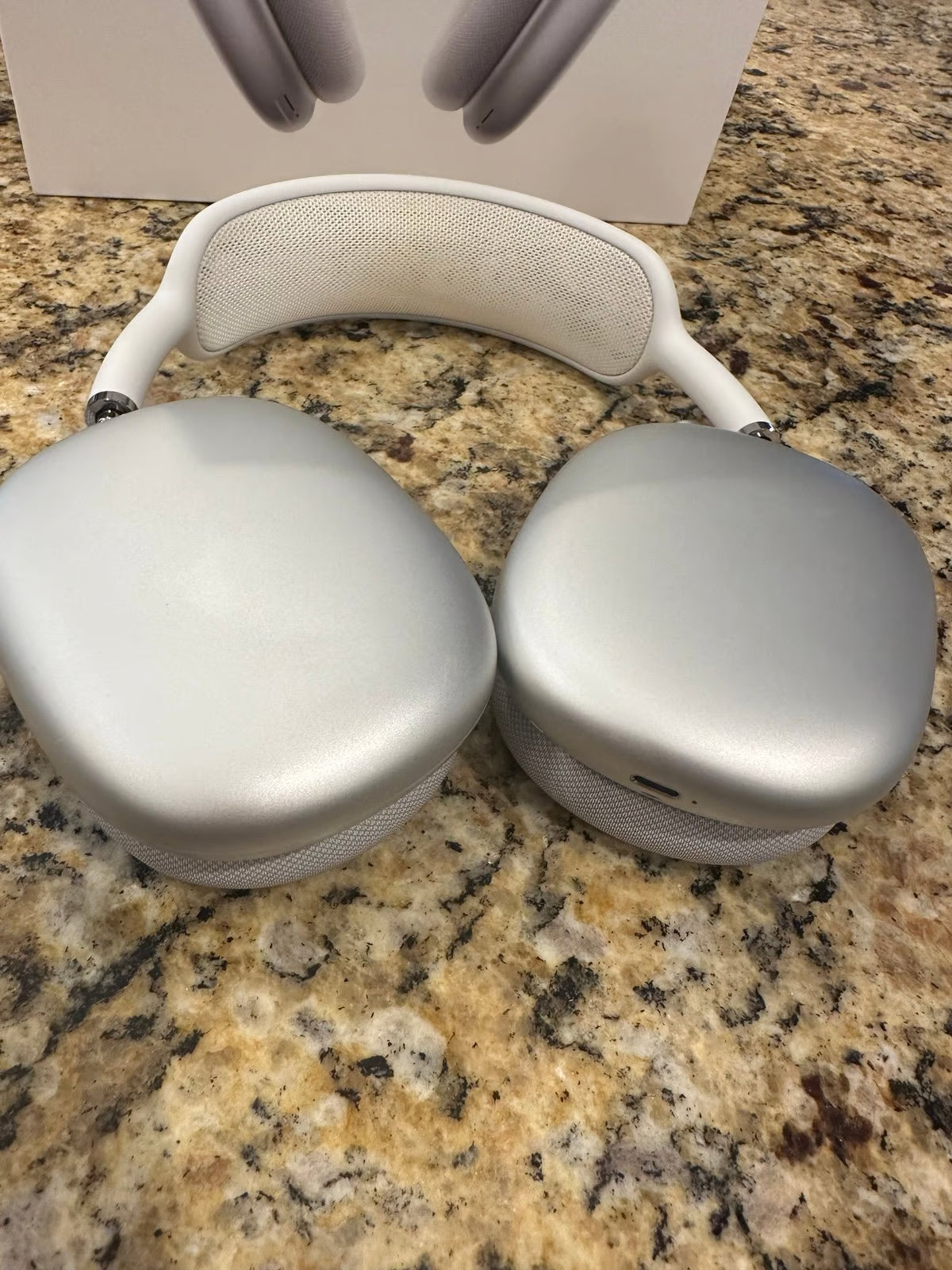 Apple AirPods Max sikver with three cases 8A16