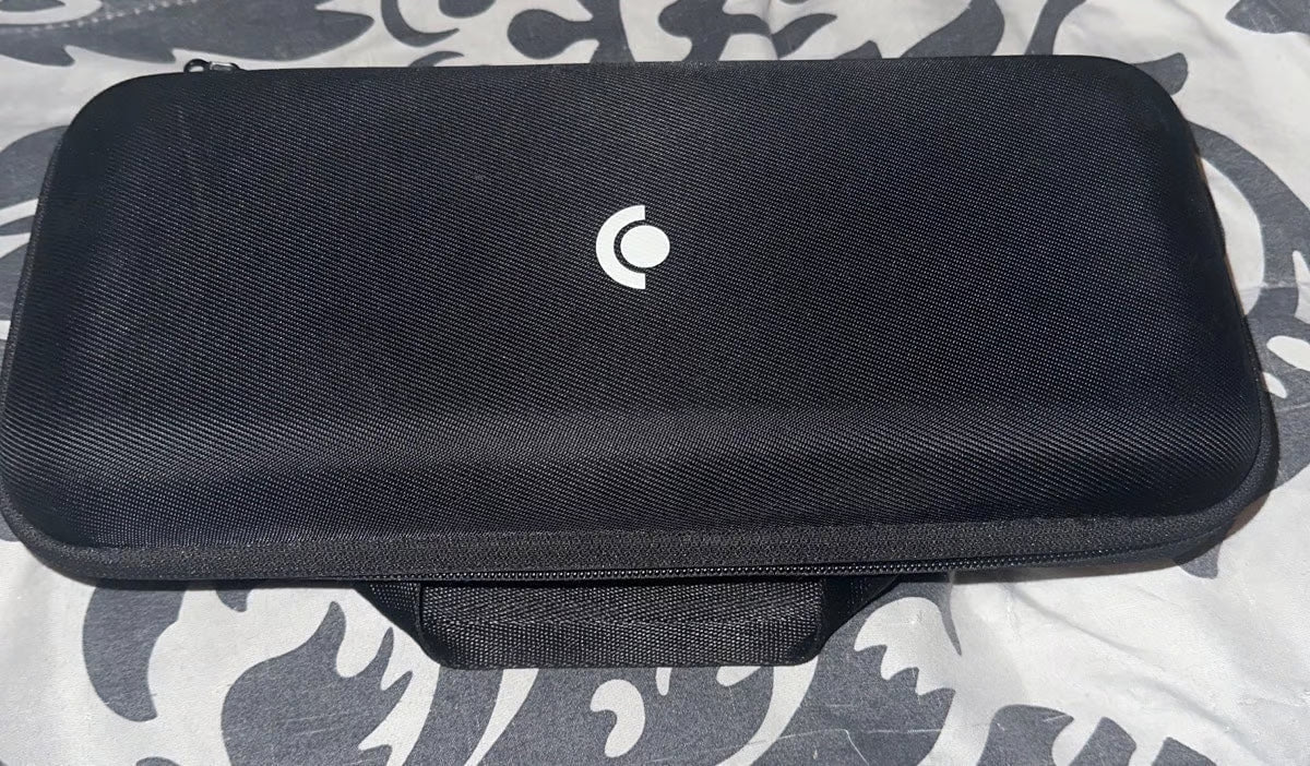 steam deck 1tb SSD comes with original charger and packaging 7Y73