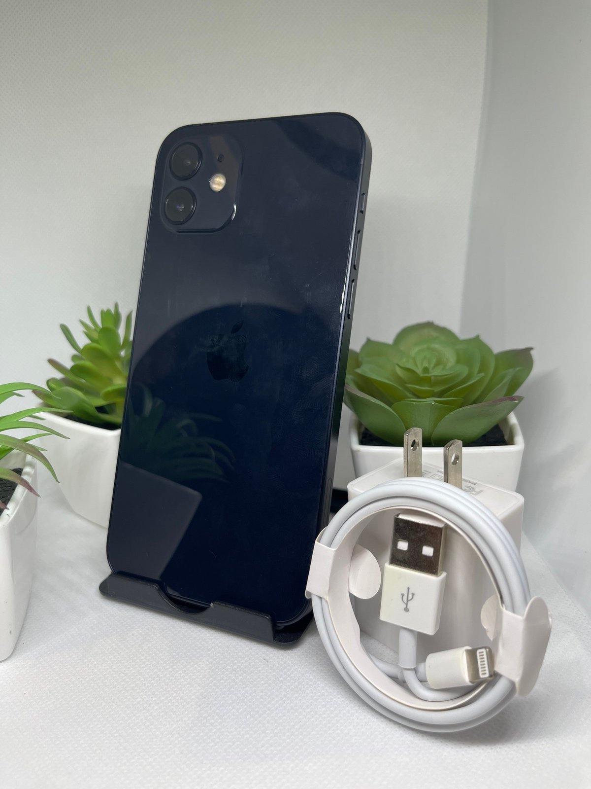 Apple iPhone 12 64 GB in Black Unlocked Mint Condition Any Carrier Any Country 2E59