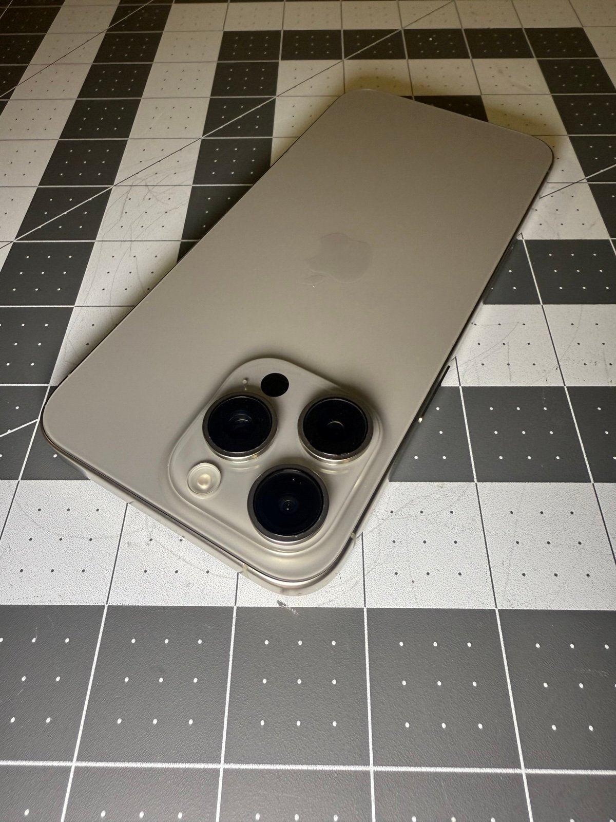 iPhone 15 pro max unlocked 9J11