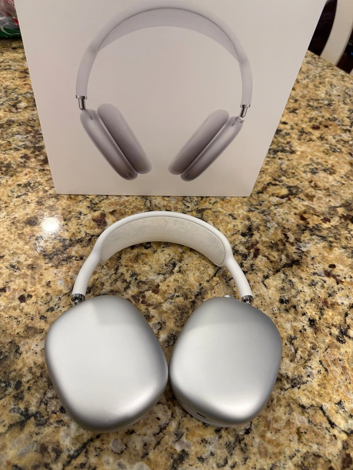 Apple AirPods Max sikver with three cases 8A16