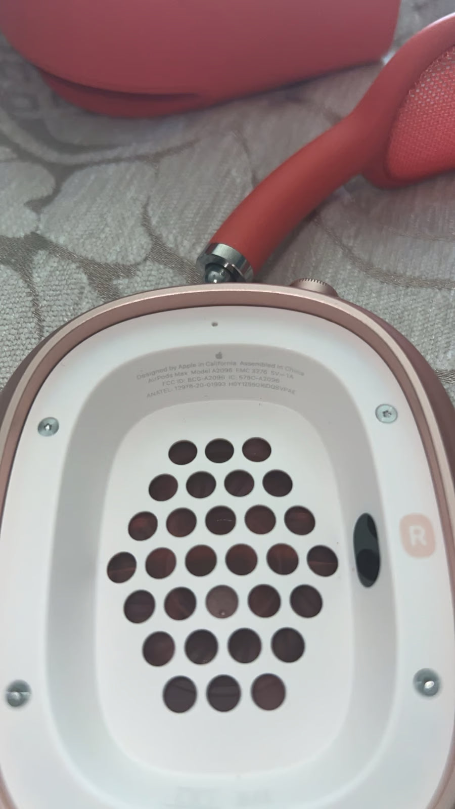 AirPods Max red 9L36
