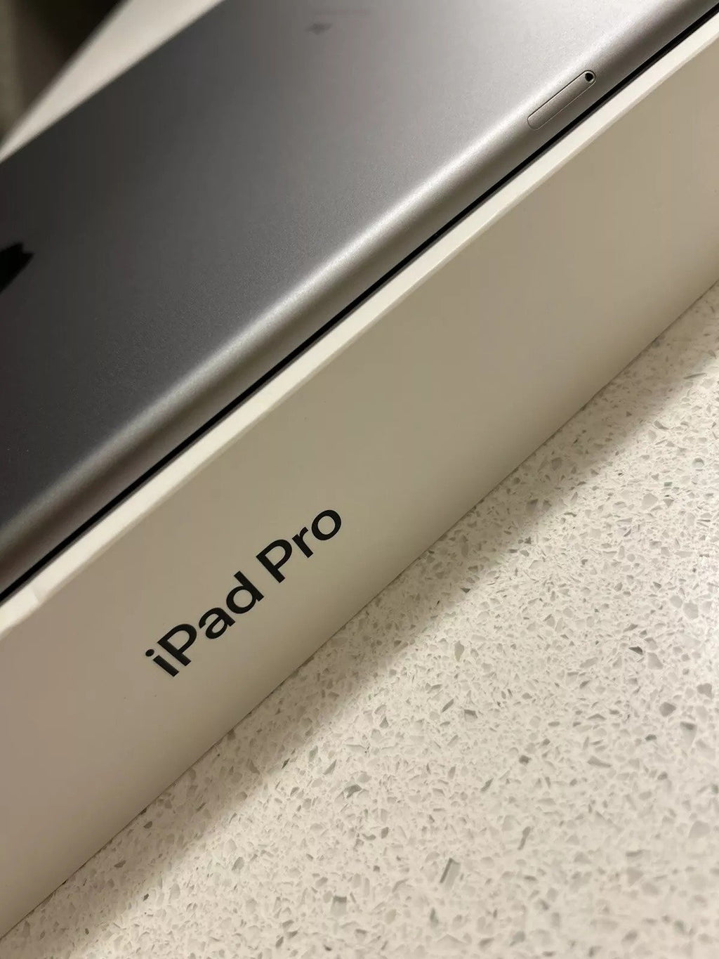 Apple iPad Pro 12.9�?Wifi + Cellular 256GB Space Gray Unlocked Apple Keyboard 3G51