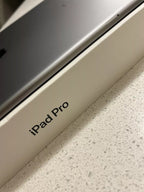 Apple iPad Pro 12.9�?Wifi + Cellular 256GB Space Gray Unlocked Apple Keyboard 3G51