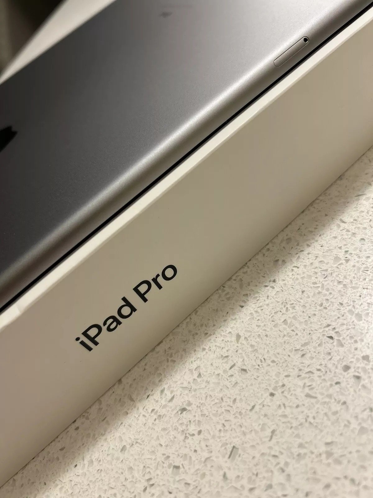 Apple iPad Pro 12.9�?Wifi + Cellular 256GB Space Gray Unlocked Apple Keyboard 3G51