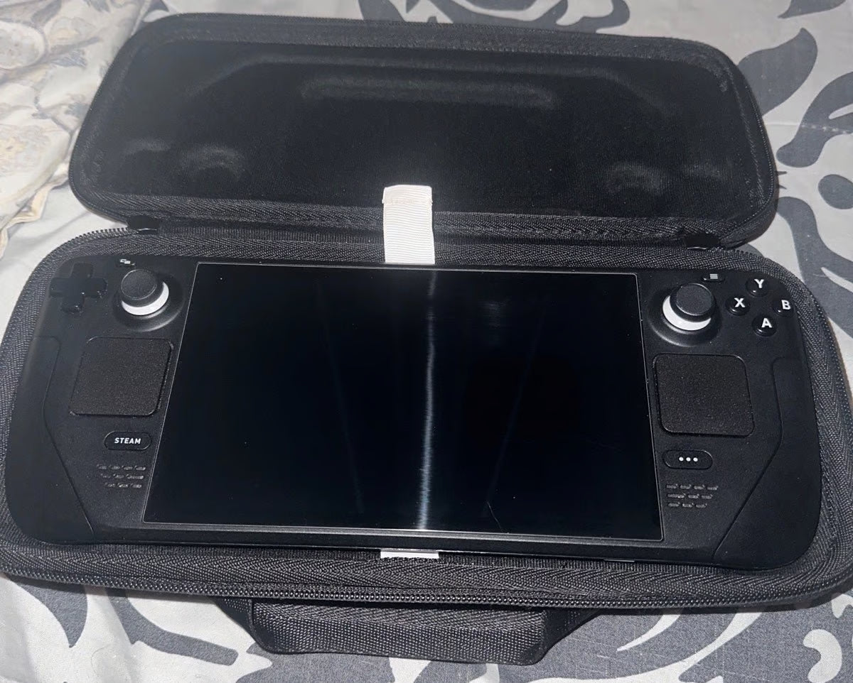 steam deck 1tb SSD comes with original charger and packaging 7Y73