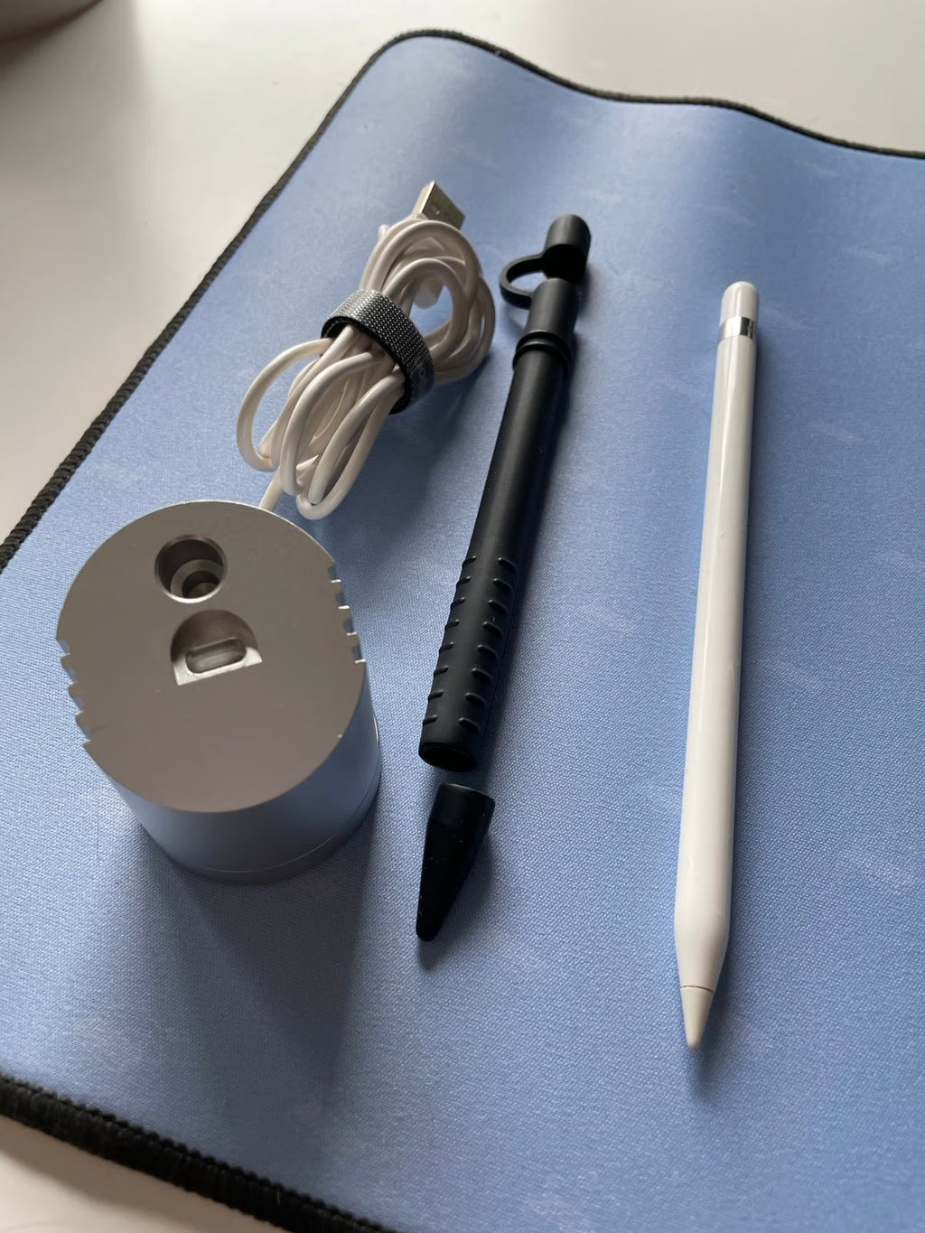 WIFI ONLY 1st Gen iPad Pro 12.9�?Screen 128GB Gold + 1st Gen Pencil + More! 7D66