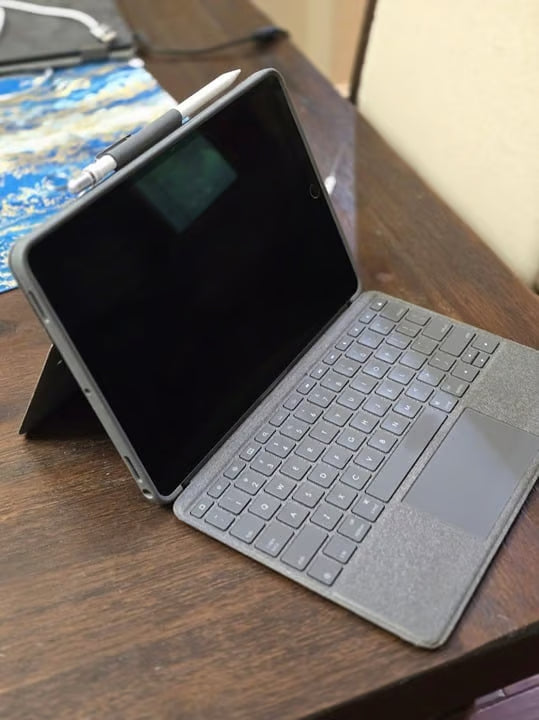 iPad Pro 10.5 with Logi Keyboard Case and Apple Pencil 2J28