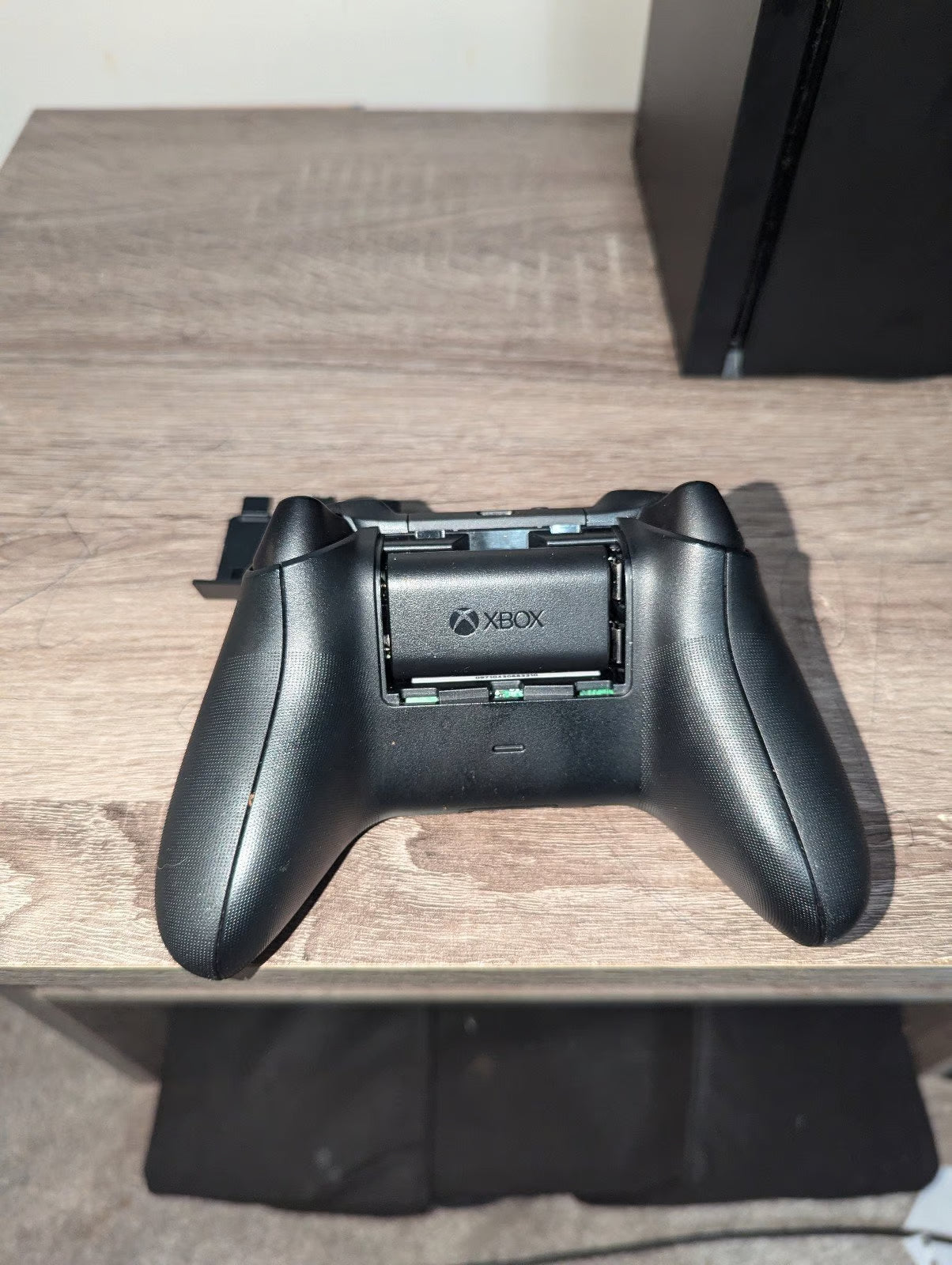 Xbox series x  and controller 8R98