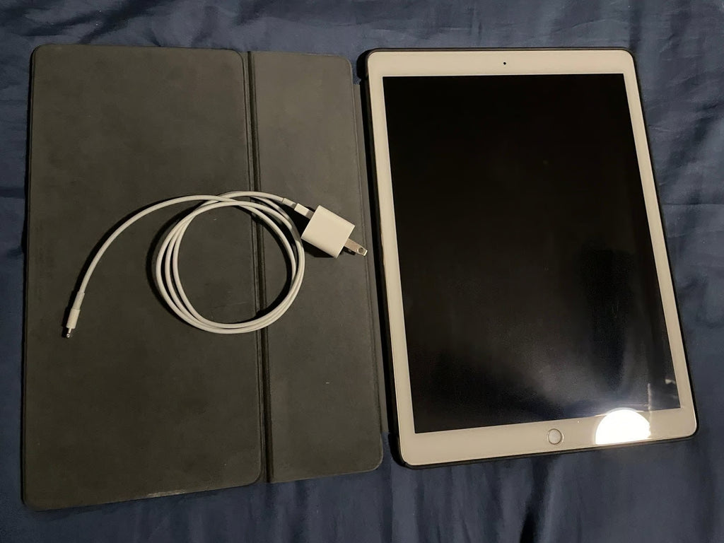 WIFI ONLY 1st Gen iPad Pro 12.9�?Screen 128GB Gold + 1st Gen Pencil + More! 7D66