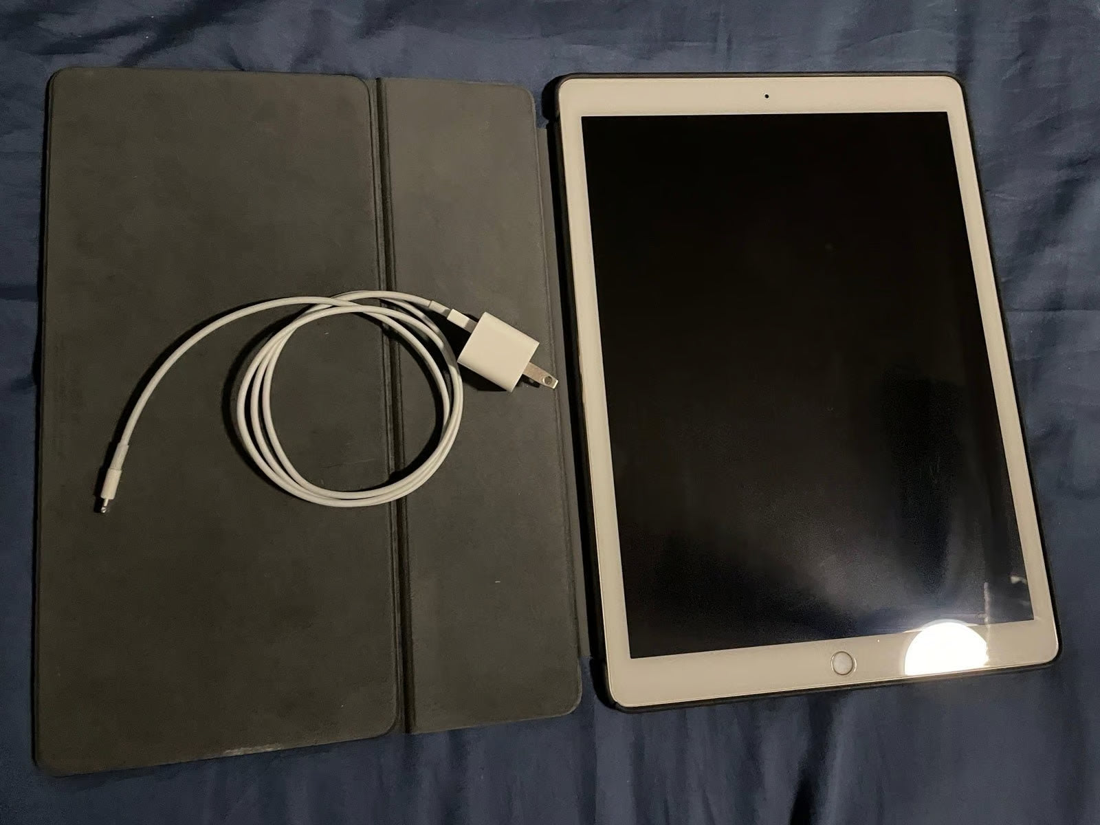 WIFI ONLY 1st Gen iPad Pro 12.9�?Screen 128GB Gold + 1st Gen Pencil + More! 7D66