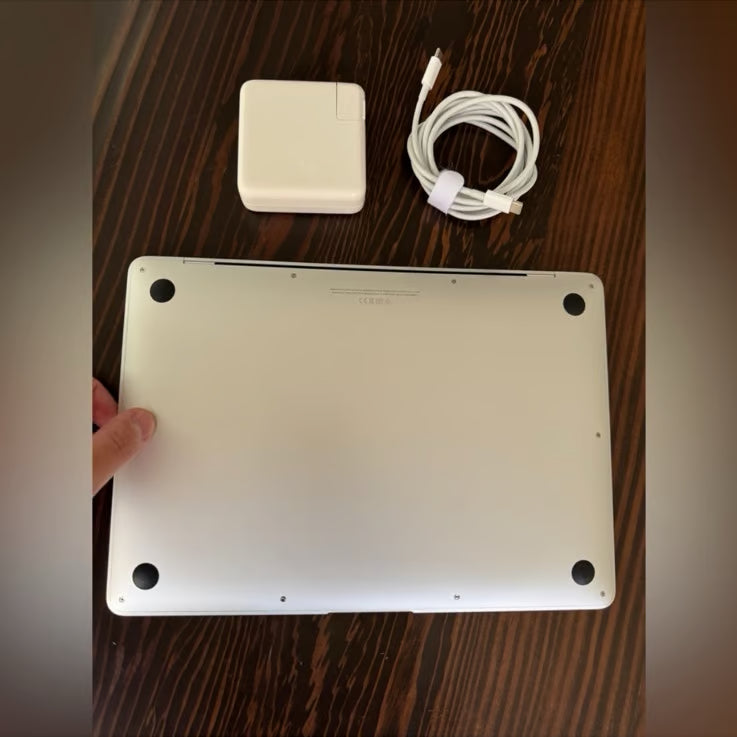 Apple MacBook Air M1 Silver 13.3"" 8GB RAM 512GB SSD / New battery condition 9Q76
