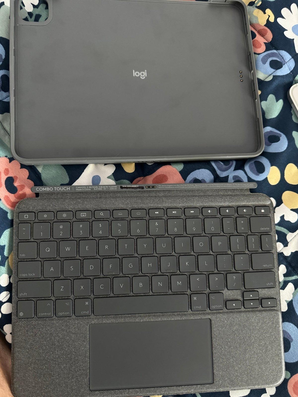 Apple iPad Pro 4th Generation M2 128 GB Silver Cellular w/ Logitech kb case 2P79