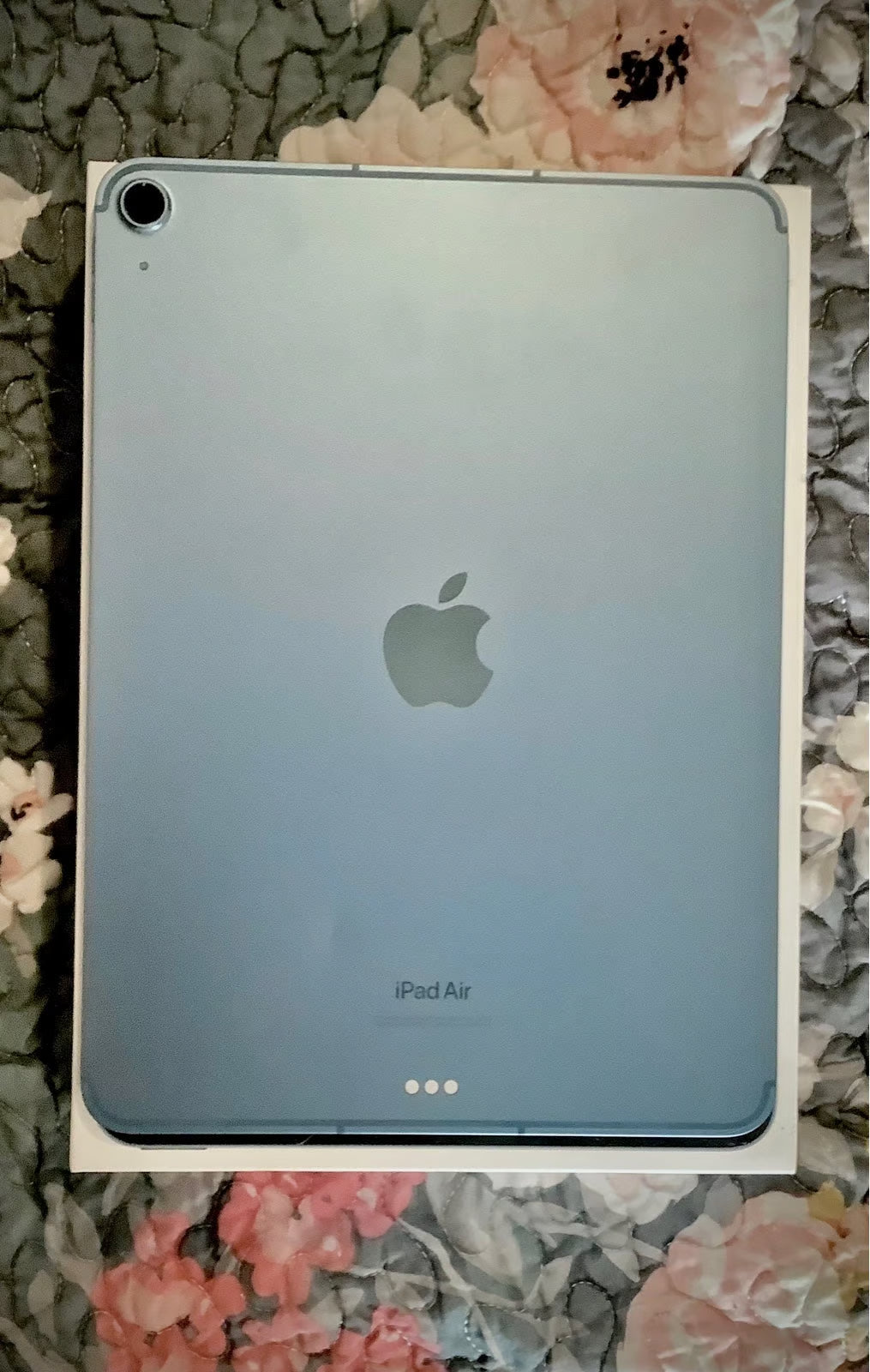 Apple iPad Air 5th Generation 64 GB in Sky Blue Wi-Fi Plus Cellular 9M32
