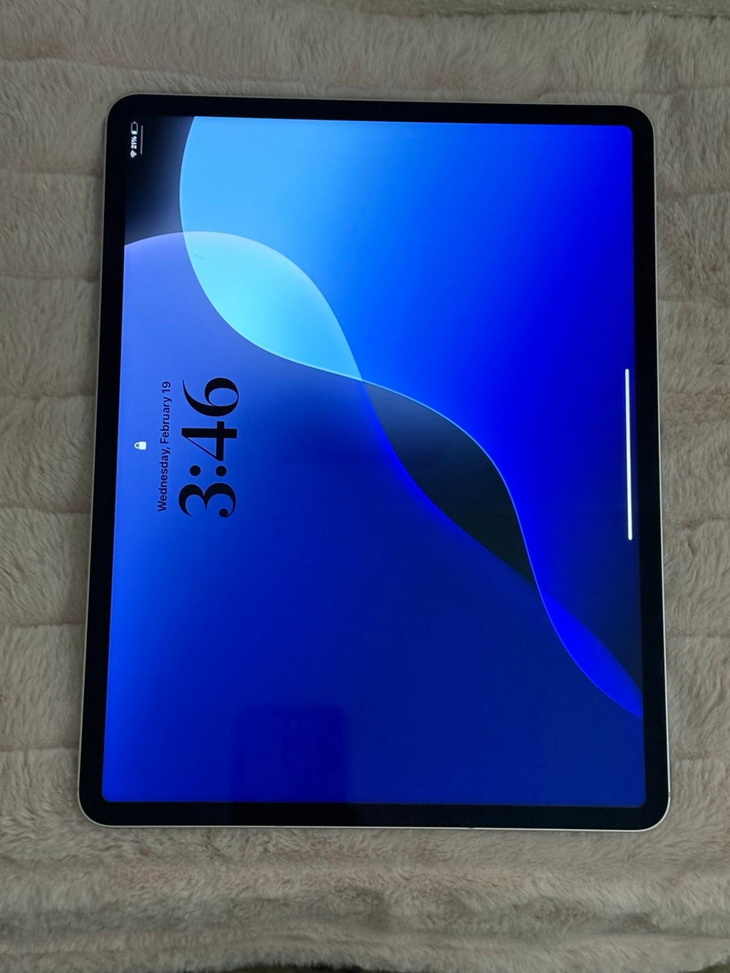 iPad Pro 12.9�?(6th Gen) - Great Condition + Keyboard 6M66