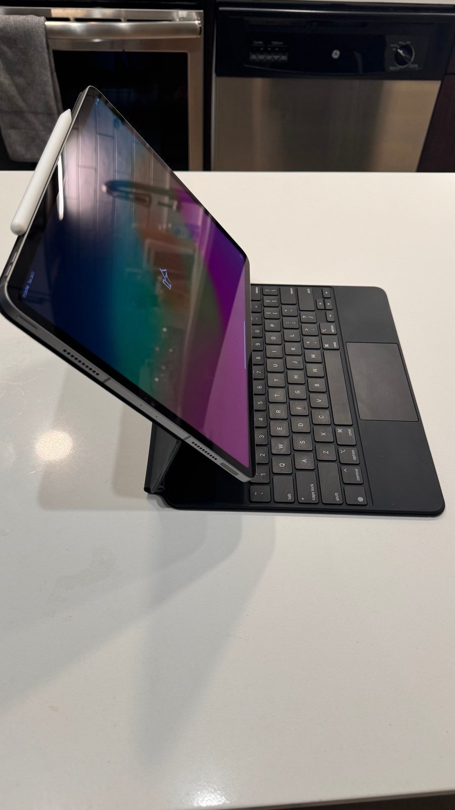 Apple iPad 12.9-inch iPad Pro (6th Gen) Wi-Fi + Cellular 128GB with accessories 5A73