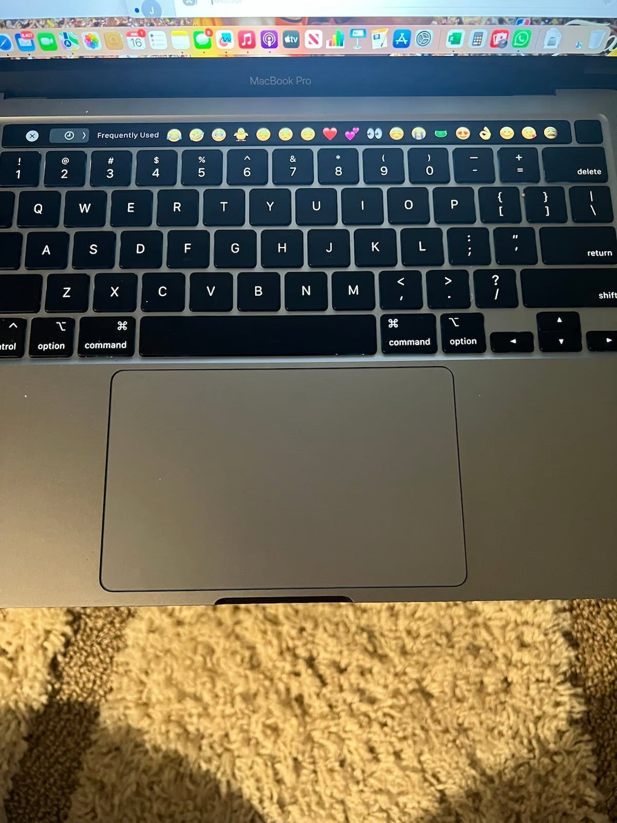Apple MacBook Pro with Touch Bar screen !! 2W72