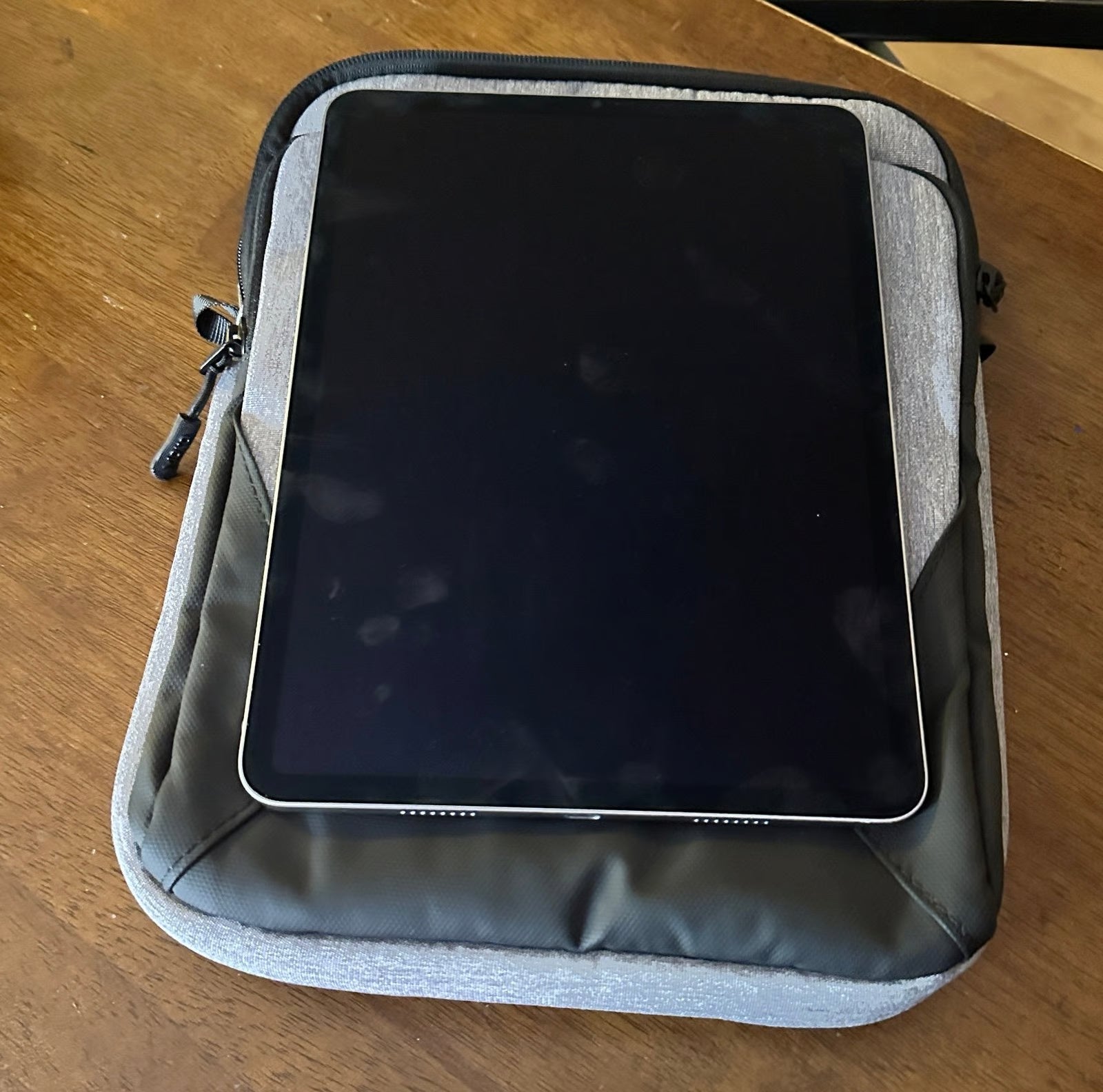 iPad Pro 11 inch gen4 128gb with apple Magic Keyboard 6J73