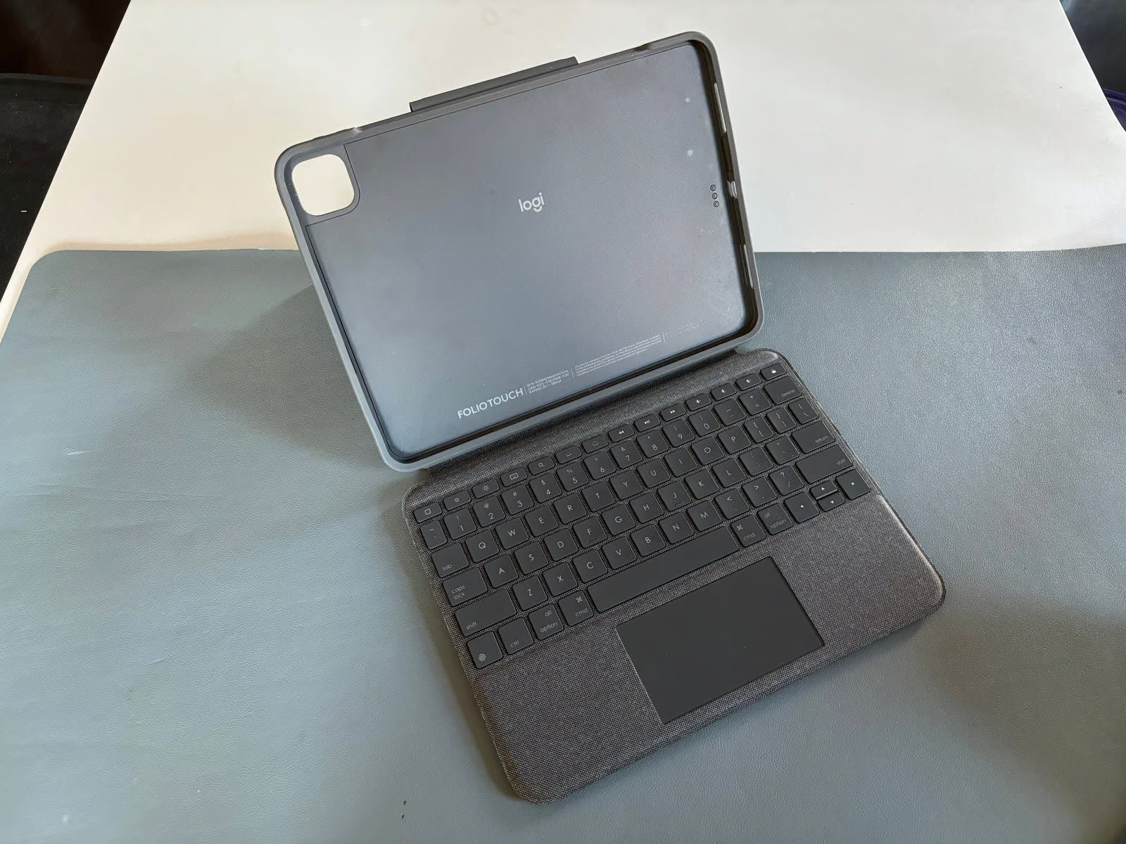 iPad Pro 2018 11-inch 1st Generation 64 GB Wi-Fi Only w/ cases 5P91