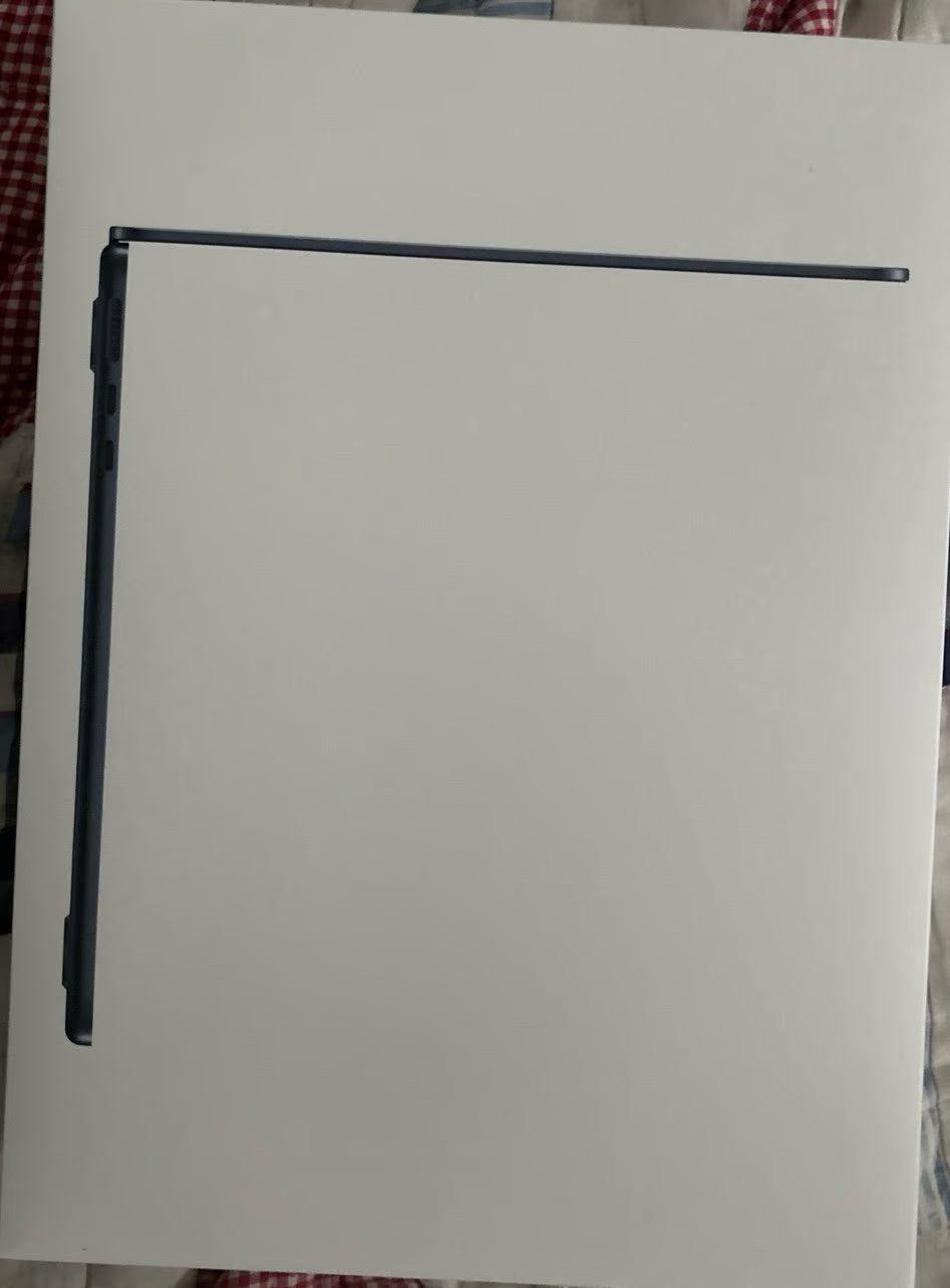 13.6-inch Macbook air with apple M2 chip and apple magic mouse included 6R33