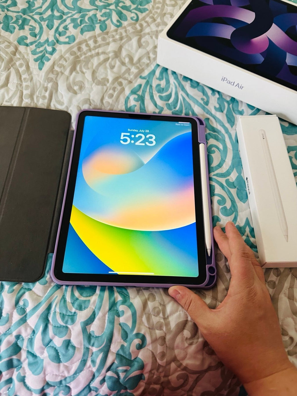 Apple iPad Air 5th Generation 64 GB in Space Gray WIFI Bundle with Apple Pencil 8B37