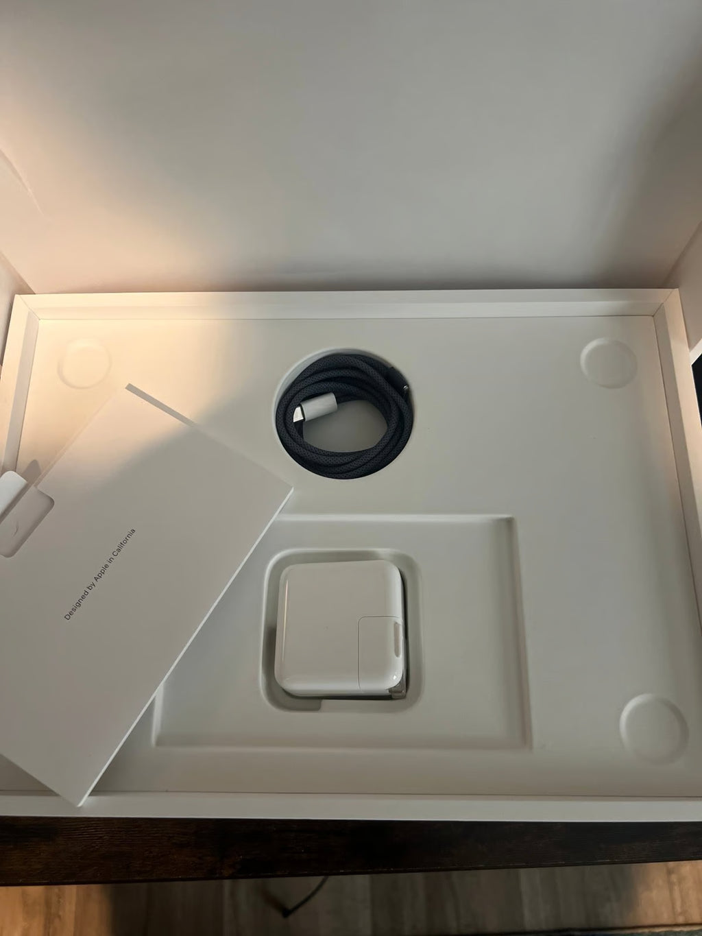 2024 Apple Macbook Air 13in. 8gb 256 SSD 1M57